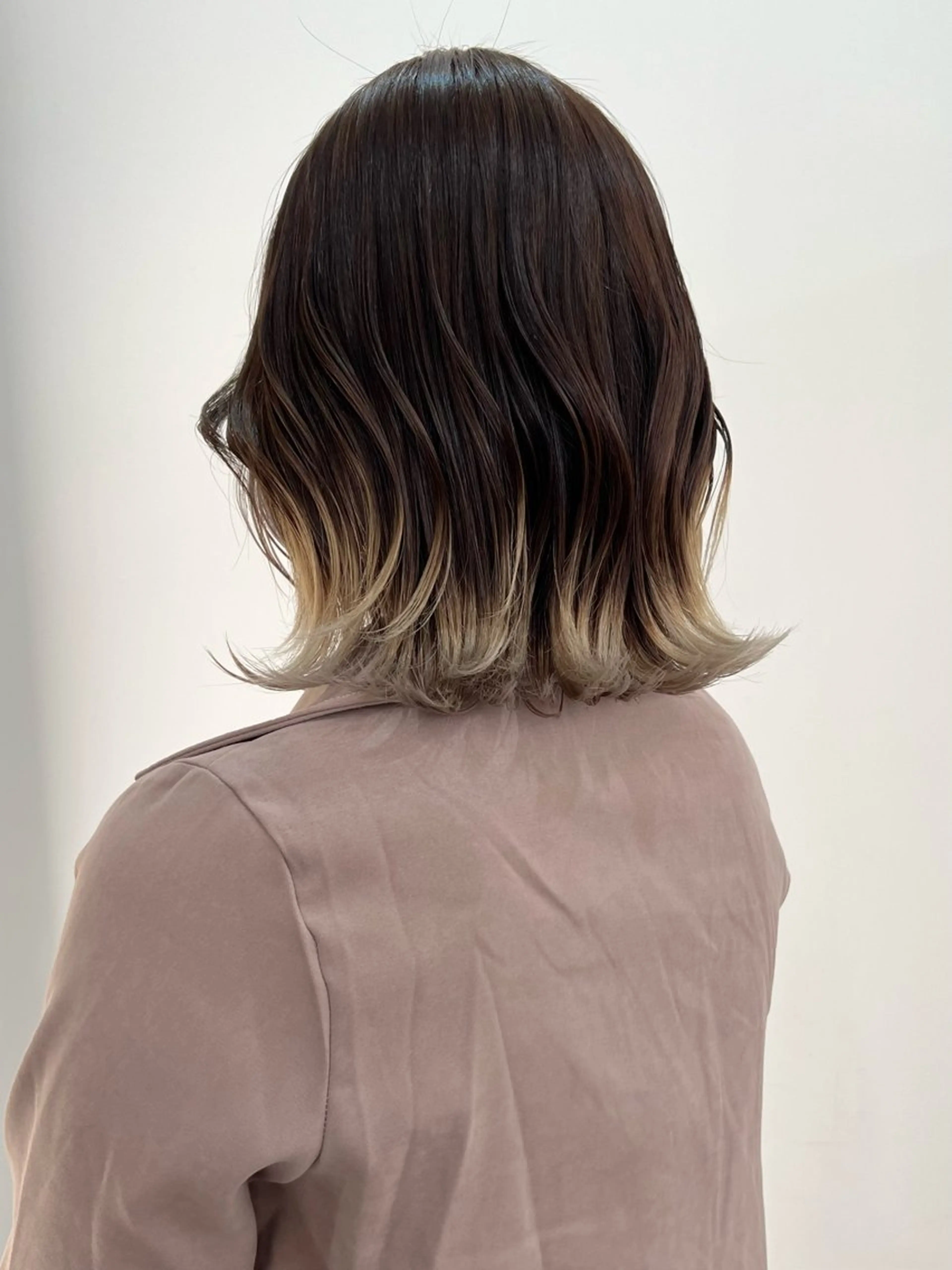 ミディアム カラー グレージュ ヘアカラー 切りっぱなしボブ/ ブリーチカラー/大塚のヘアスタイル