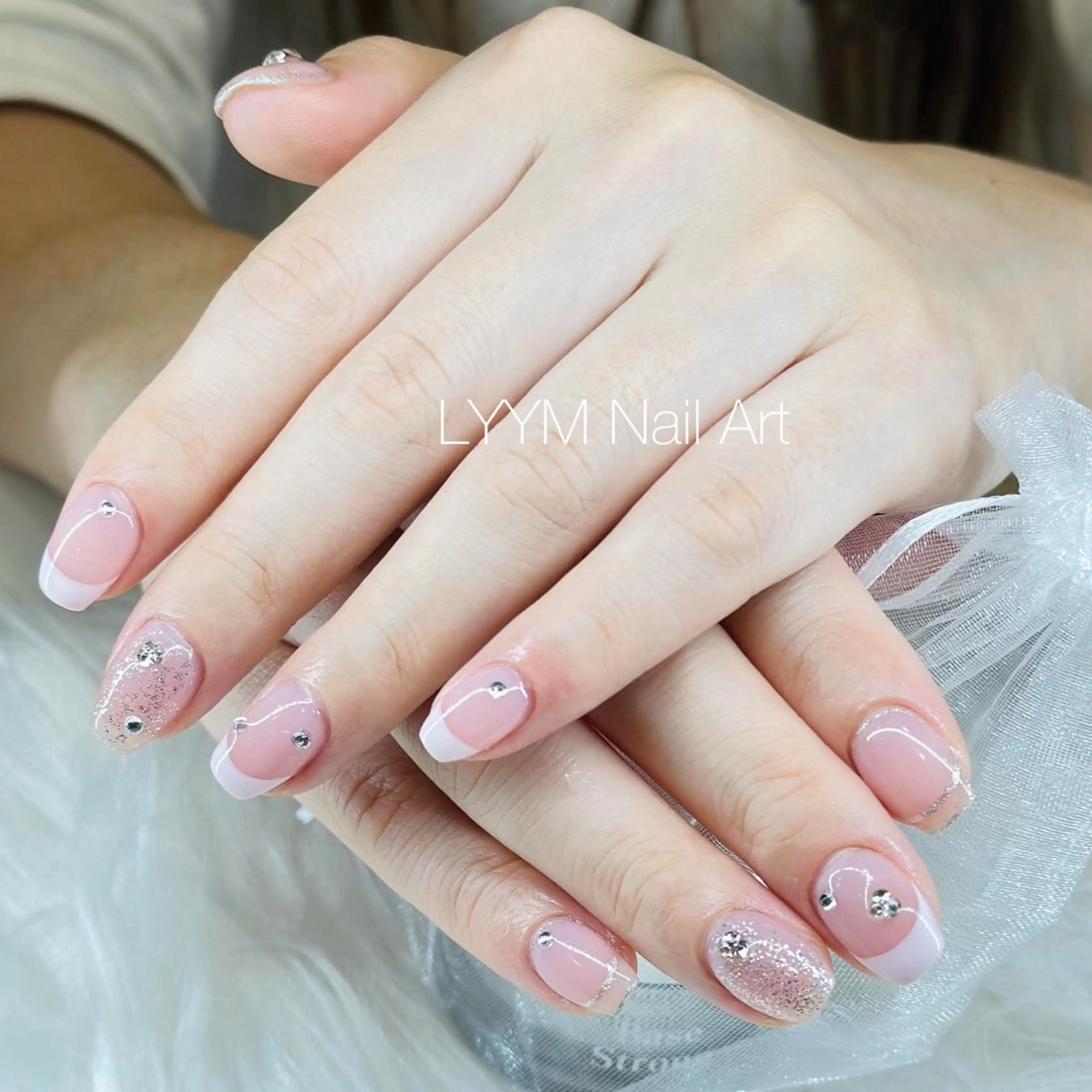 ネイル フレンチネイル キラキラネイル オフィスネイル ピンク シルバー ハンドネイル LYYM Salonのネイルデザイン