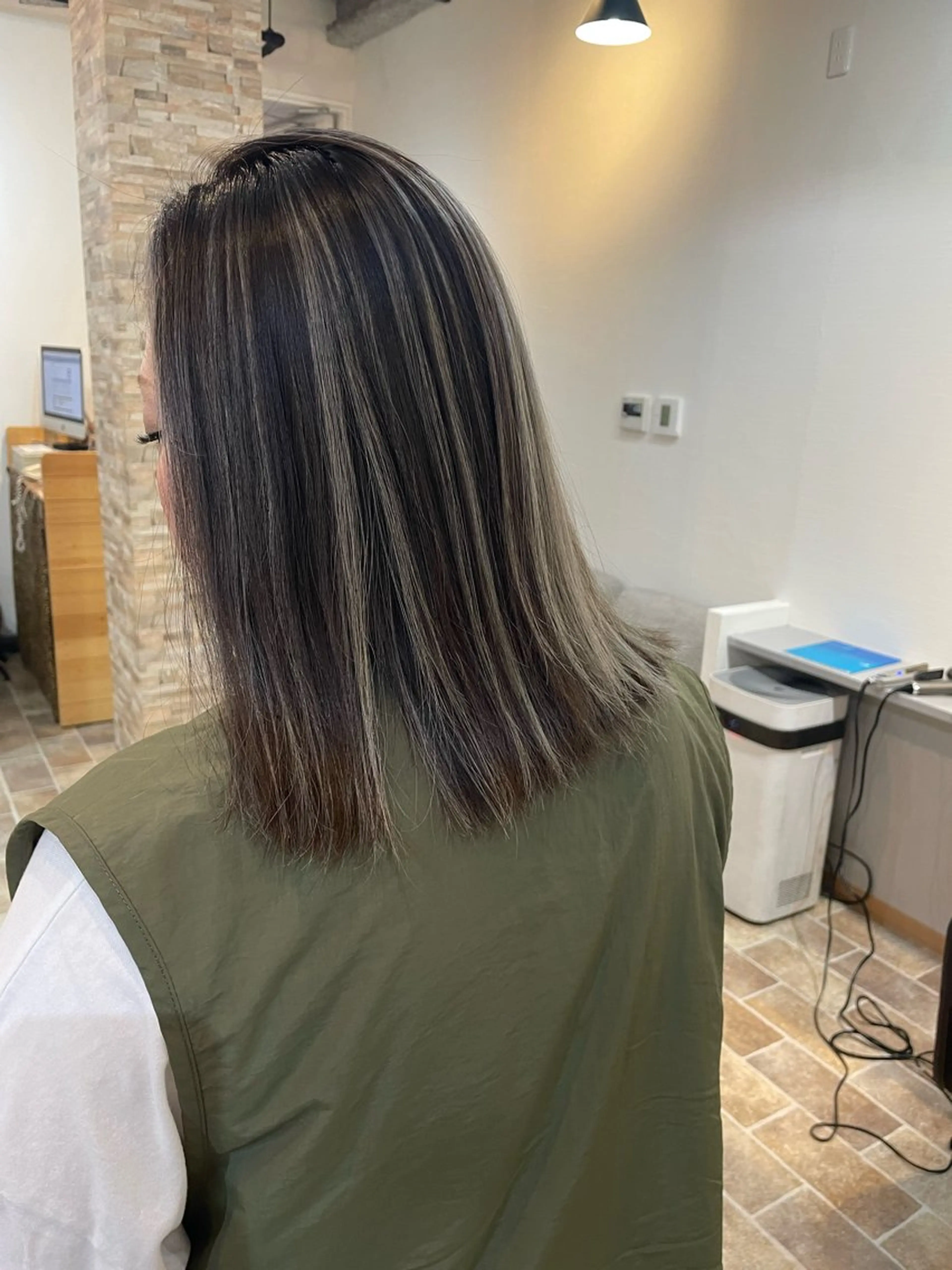 セミロング カラー ベージュカラー ハイライトカラー ホワイトベージュ ハイライト カット ヘアカラー トリートメント YUI/ ブリーチカラー🌷のヘアスタイル