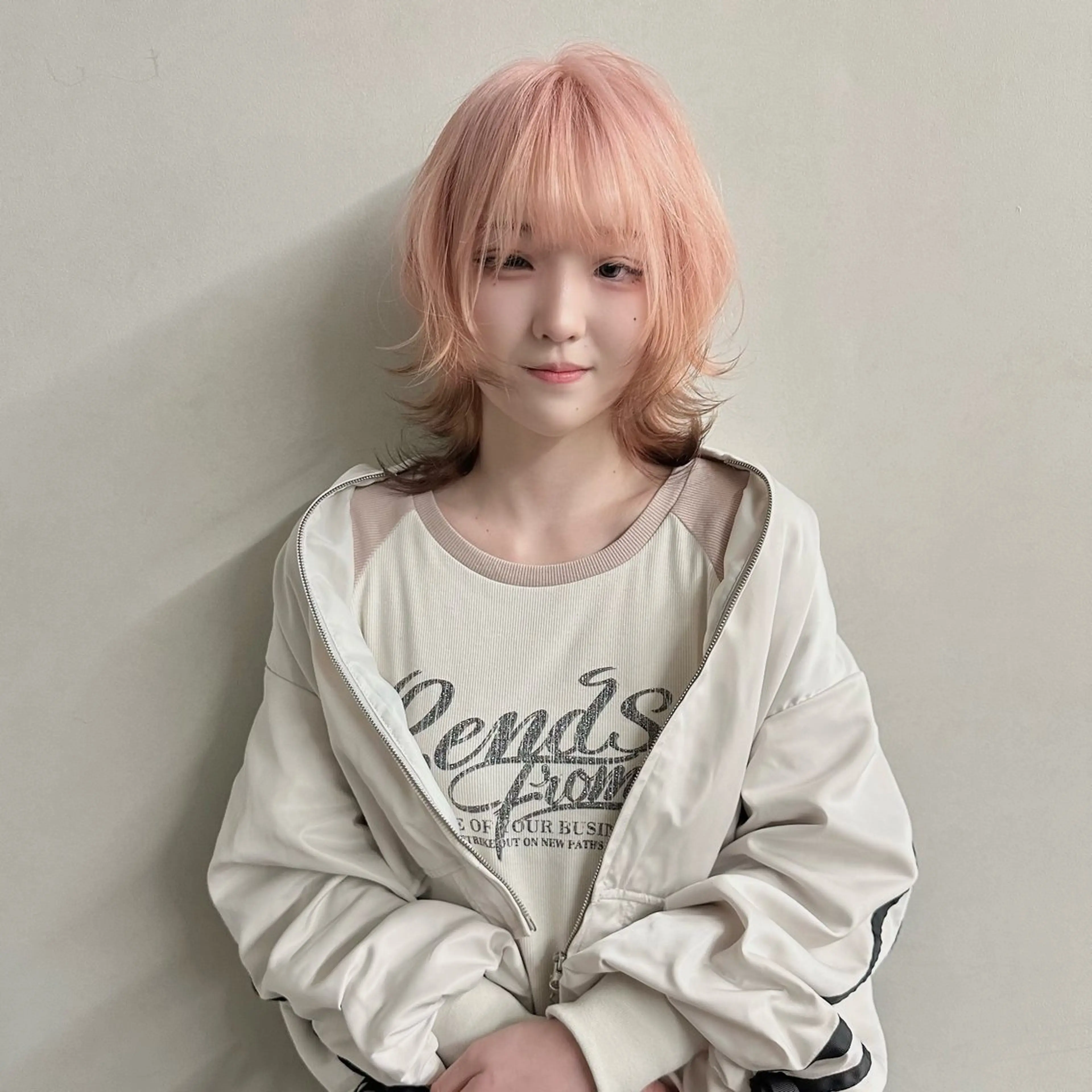 ミディアム ウルフとハイトーン みっちー✂️のヘアスタイル