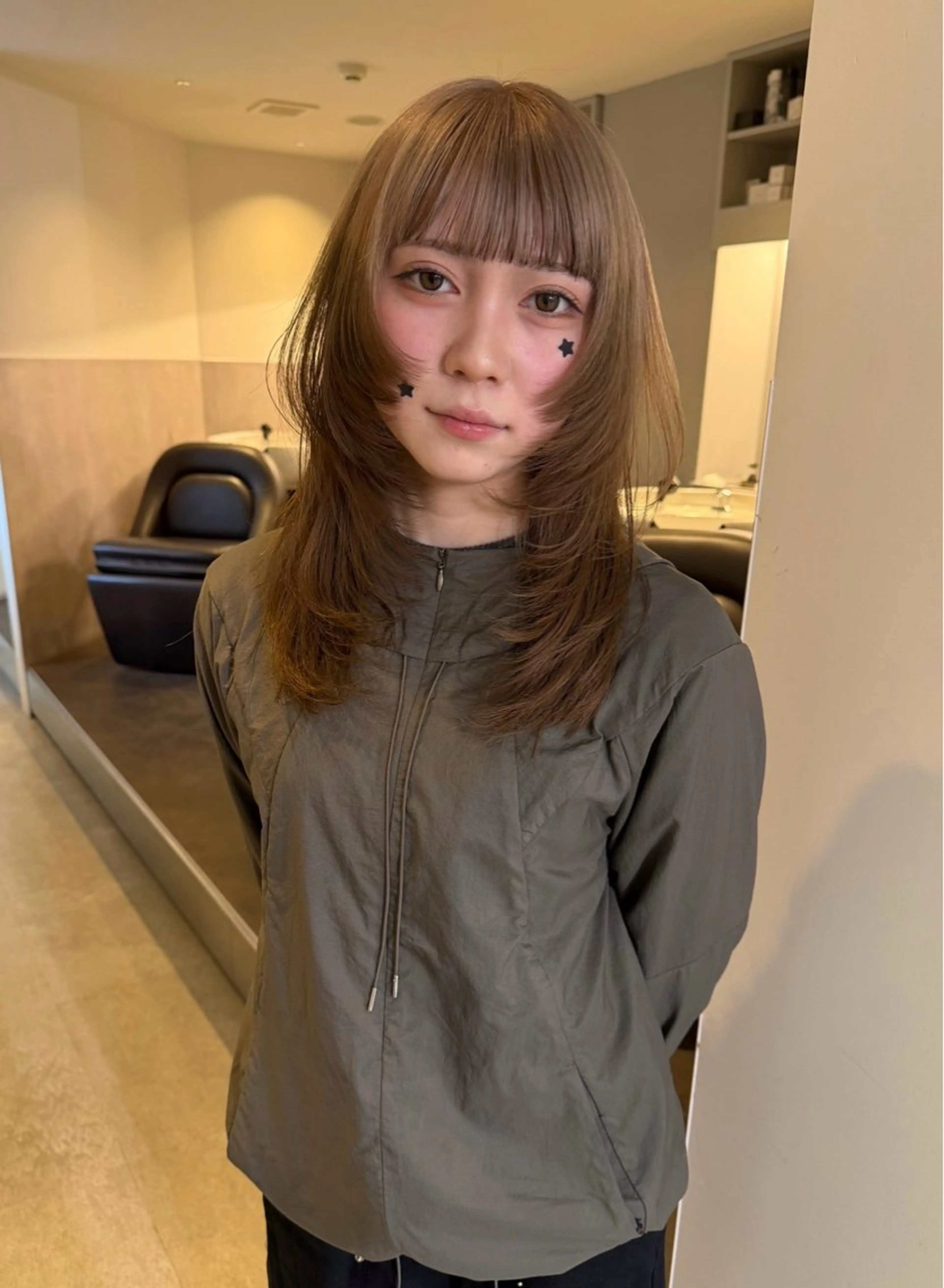 セミロング カラー ベージュカラー ブリーチ ブロンド ケアブリーチ デザインカラー カット ヘアカラー トリートメント MIU/ルーツカラー 顔まわりレイヤーのヘアスタイル