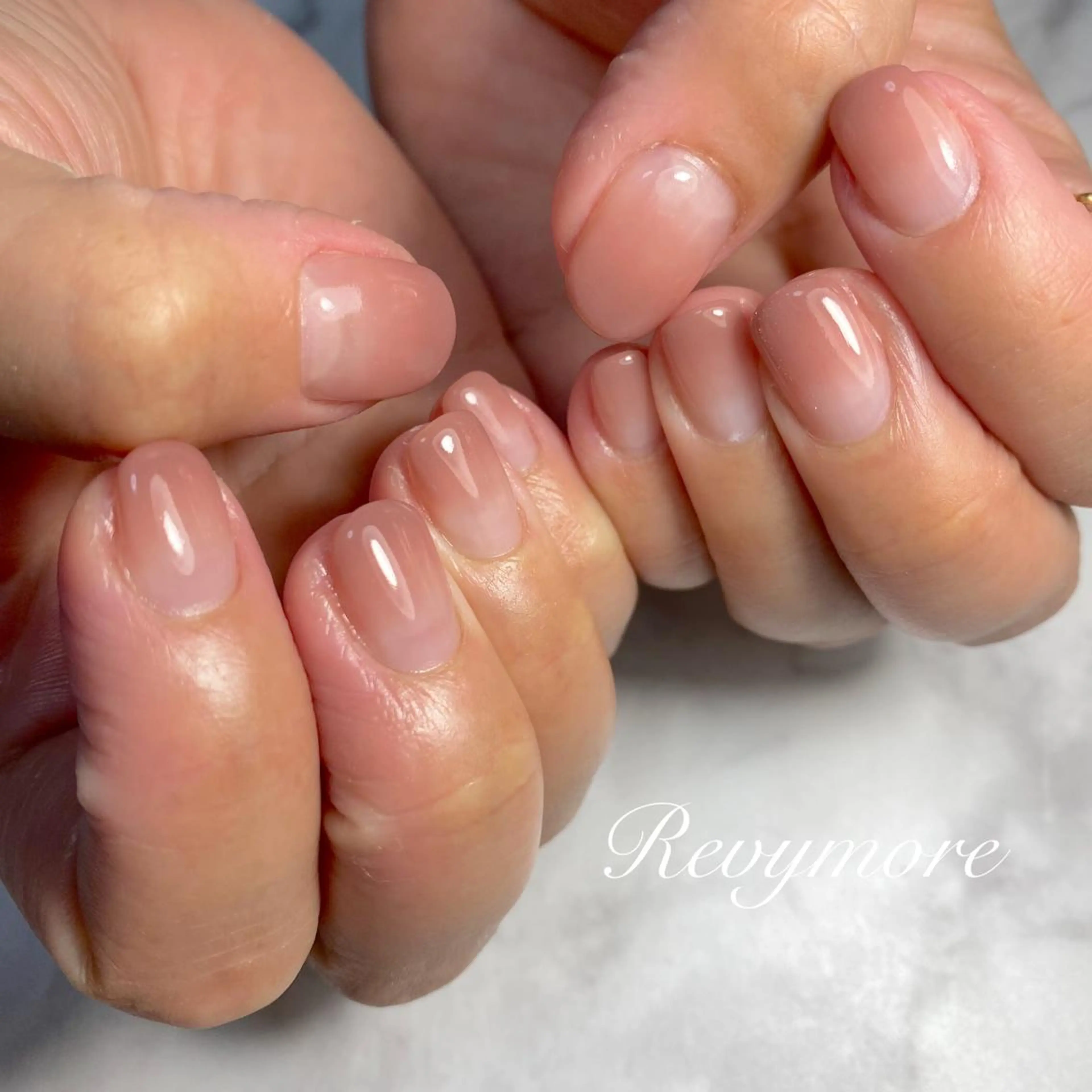 ミディアム ネイル 韓国風ヘア ジェルネイル キラキラネイル 韓国ネイル ニュアンスネイル nail salon Revymoreのネイルデザイン