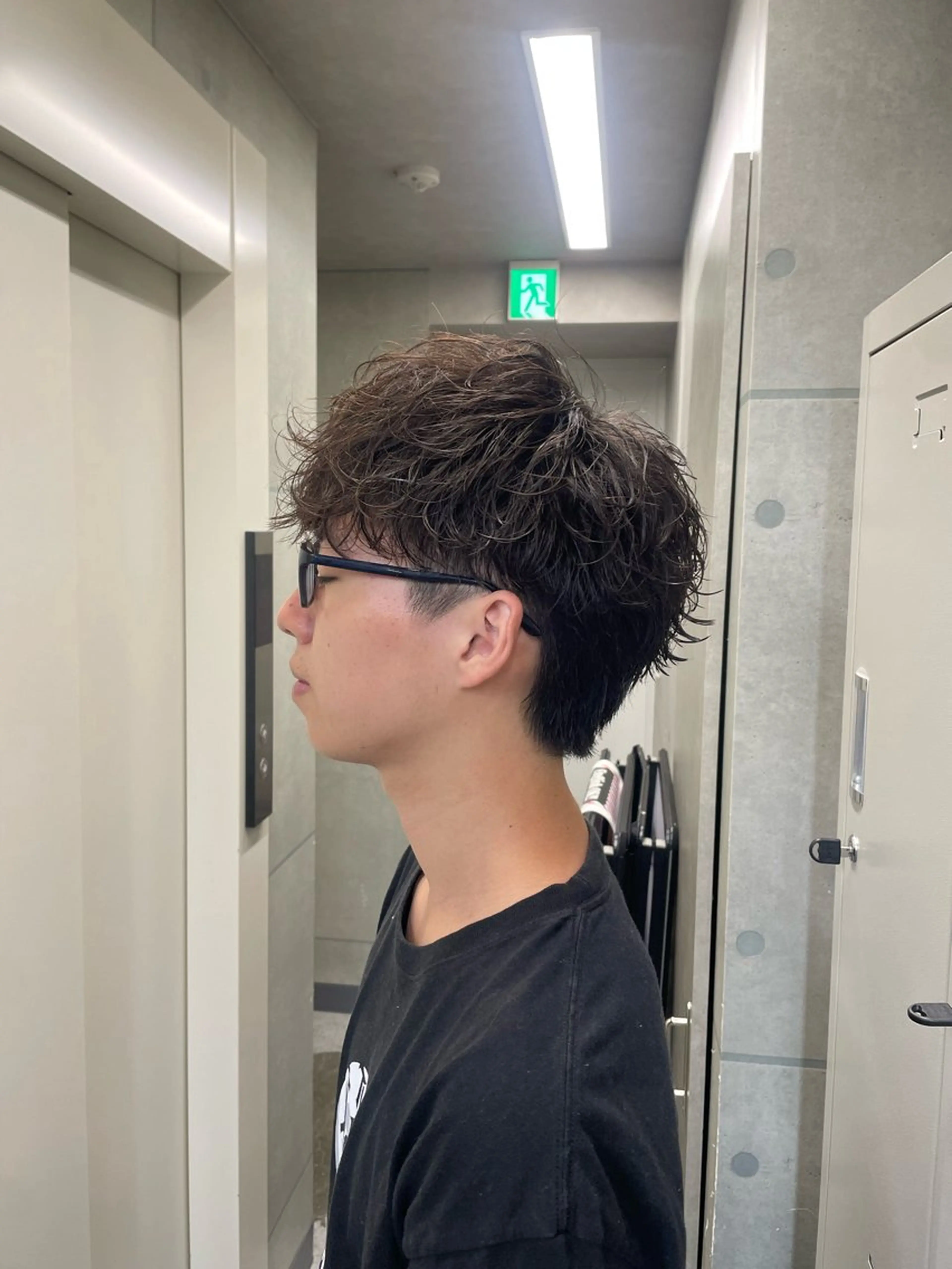 ミディアム パーマ メンズ ミディアムパーマ メンズブリーチ センターパート フェードカット マッシュ CHROM TOKYO A.L.T所属・【メンズ・カット】 藪 清正のヘアスタイル