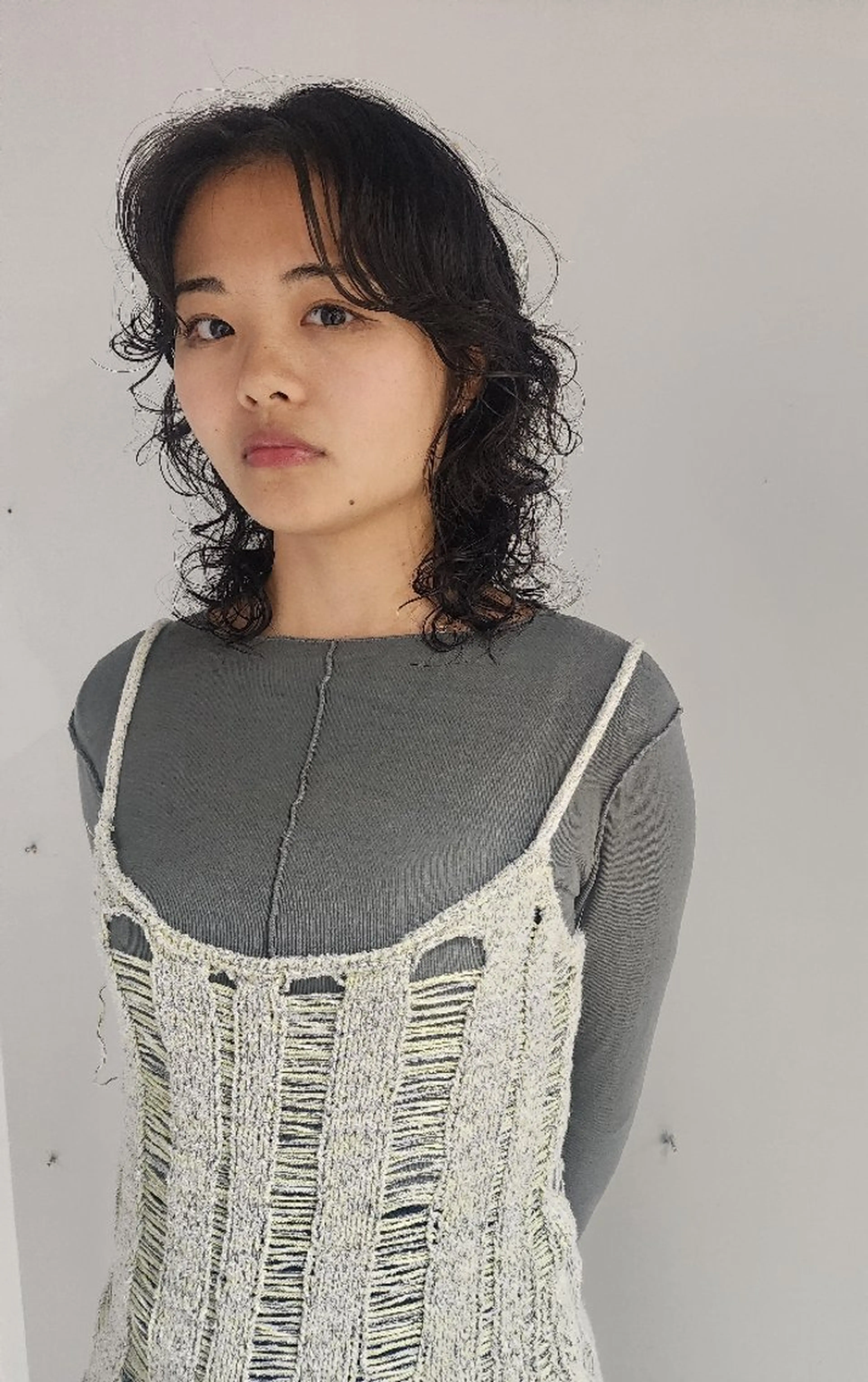 セミロング パーマ セミロングパーマ 顔まわりレイヤー 顔周りカット レイヤーカット ハイトーン/ブリーチ /デザインカラーのヘアスタイル