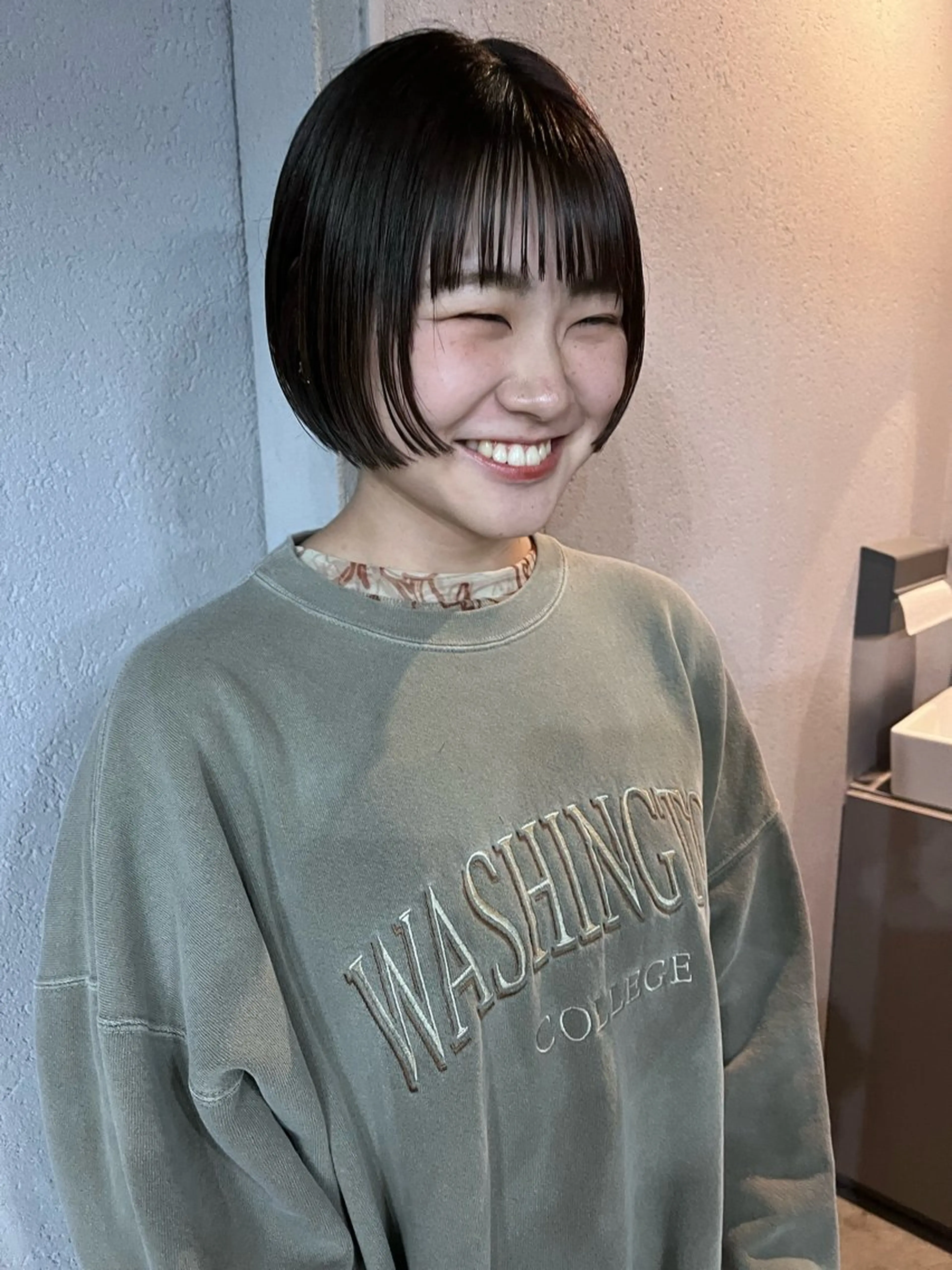 ショート カラー 曲がる縮毛矯正 センターパートのヘアスタイル