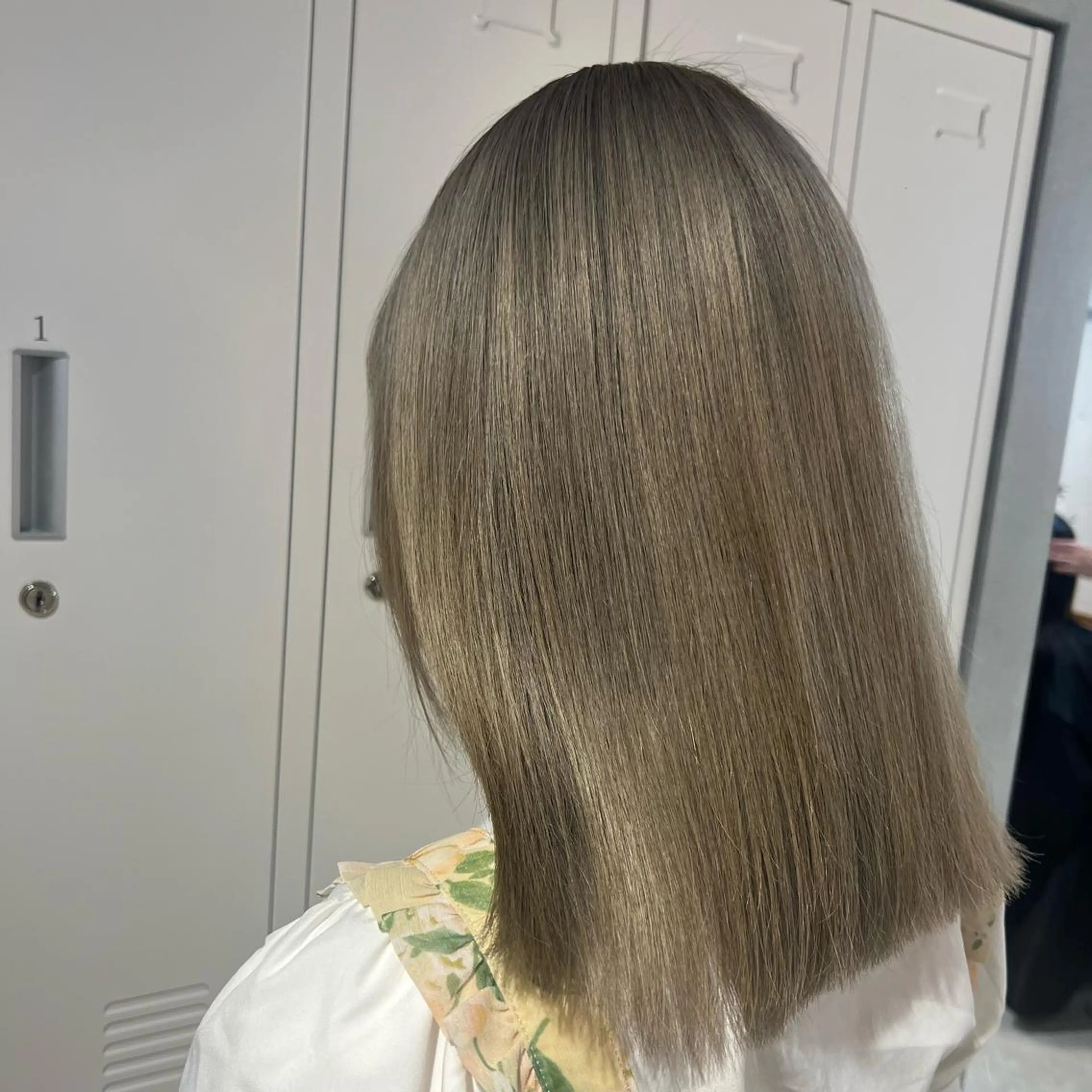 カラー ブリーチ グレージュ 🎀 夏秋🎀のヘアスタイル