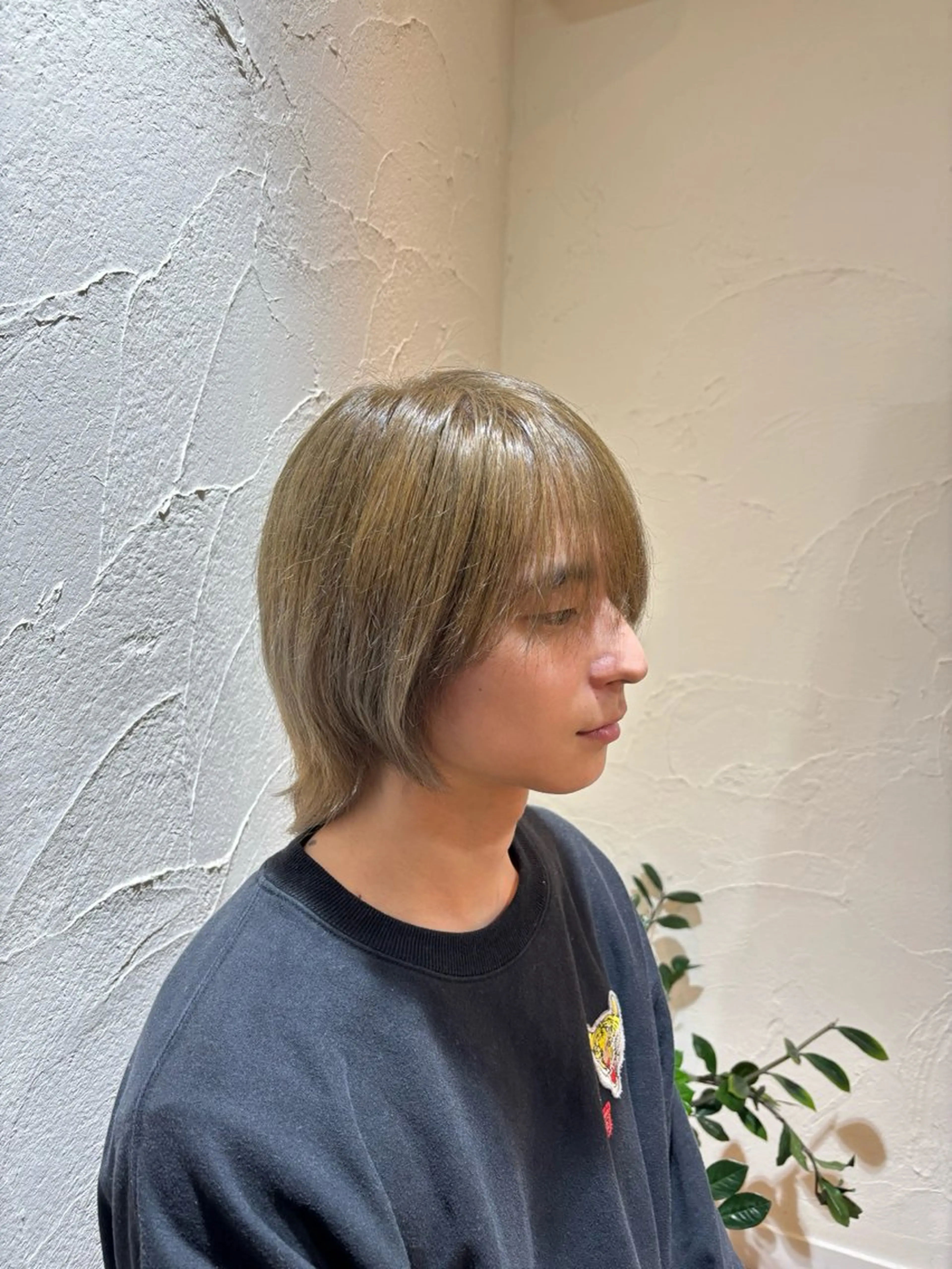 ミディアム カラー メンズ メンズブリーチ メンズハイトーン ベージュカラー ブリーチ ハイトーンカラー 靏 美咲のヘアスタイル