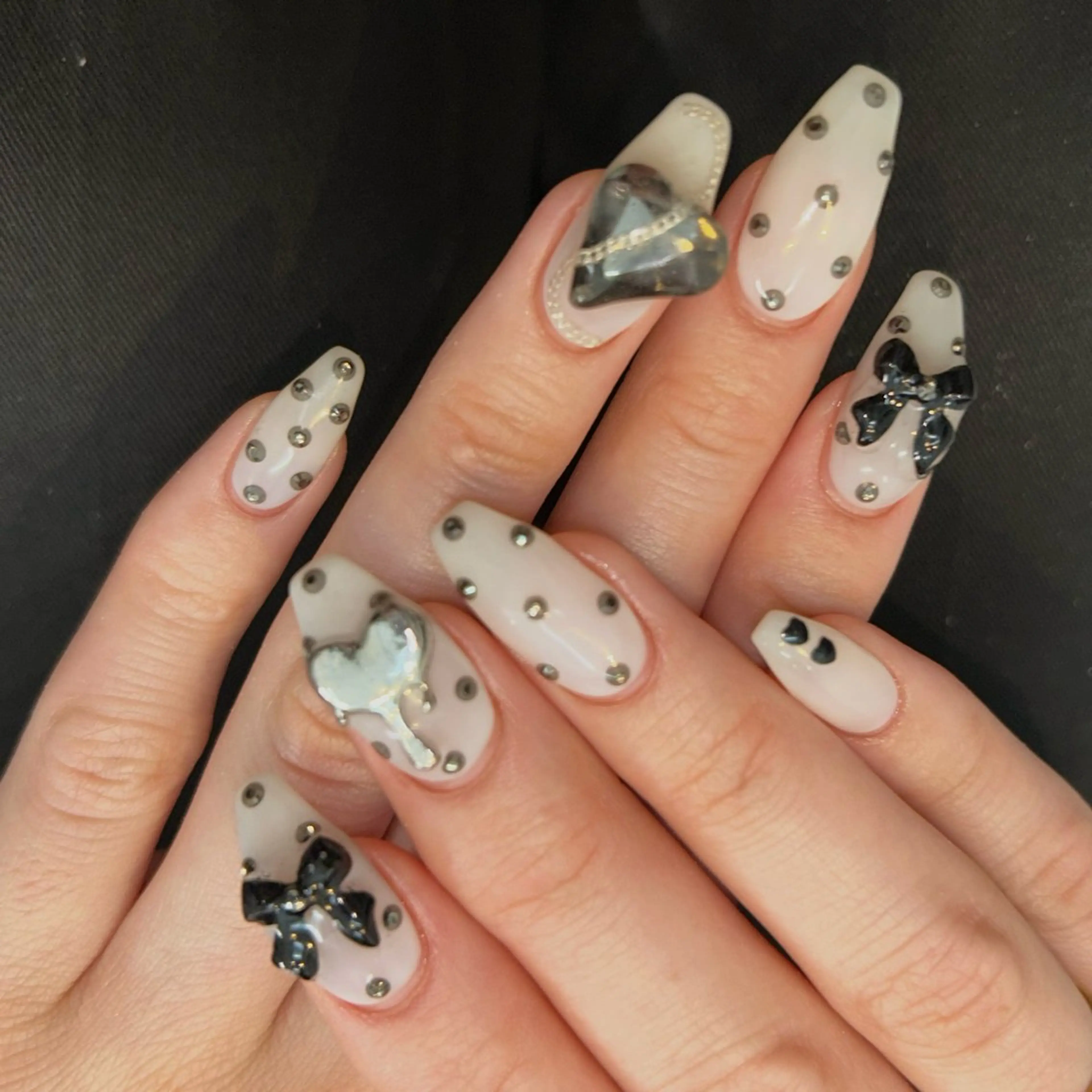ネイル ドット キラキラネイル ハンドネイル Balena nail所属・新宿🐋Balena nail/JURIのネイルデザイン