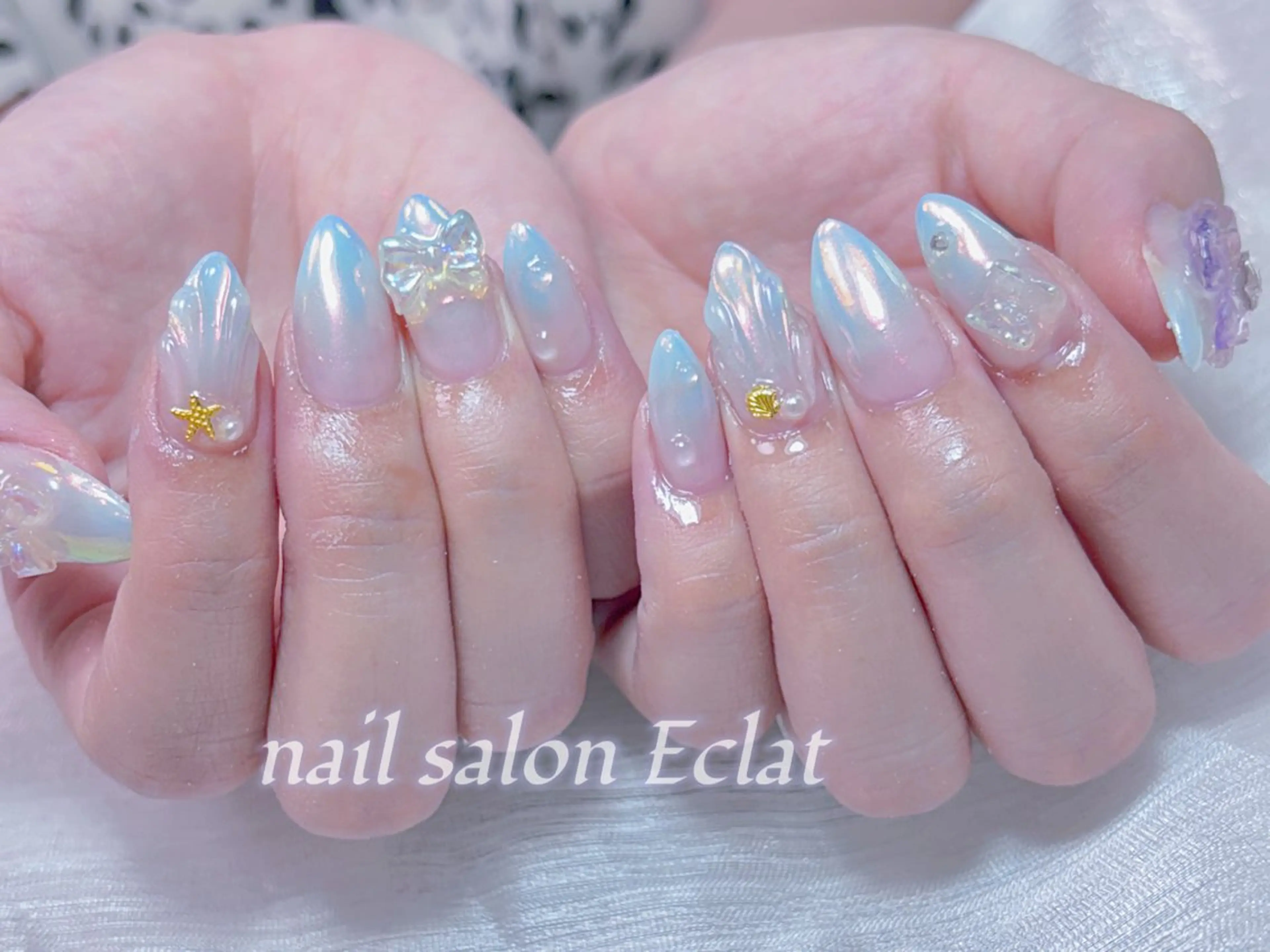 ネイル オーロラネイル ラメ(グリッター) ぷっくりネイル リボン ネイルサロンエクラ 🫧Shizukaのネイルデザイン