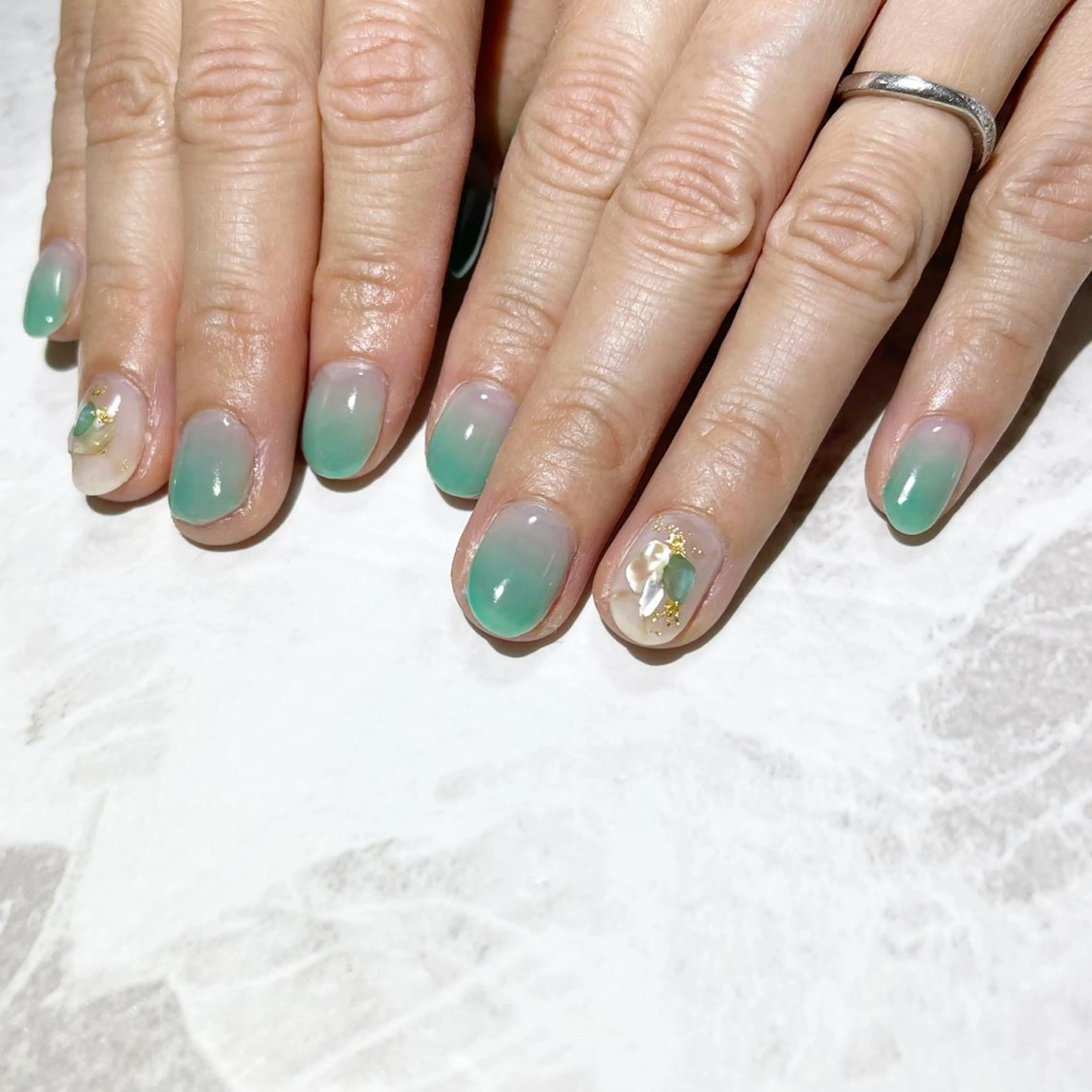 ネイル フットネイル グラデーション グリーン ニュアンスネイル シンプルネイル ハンドネイル ネイル フフラ所属・nail fufla ♡yamane♡のネイルデザイン