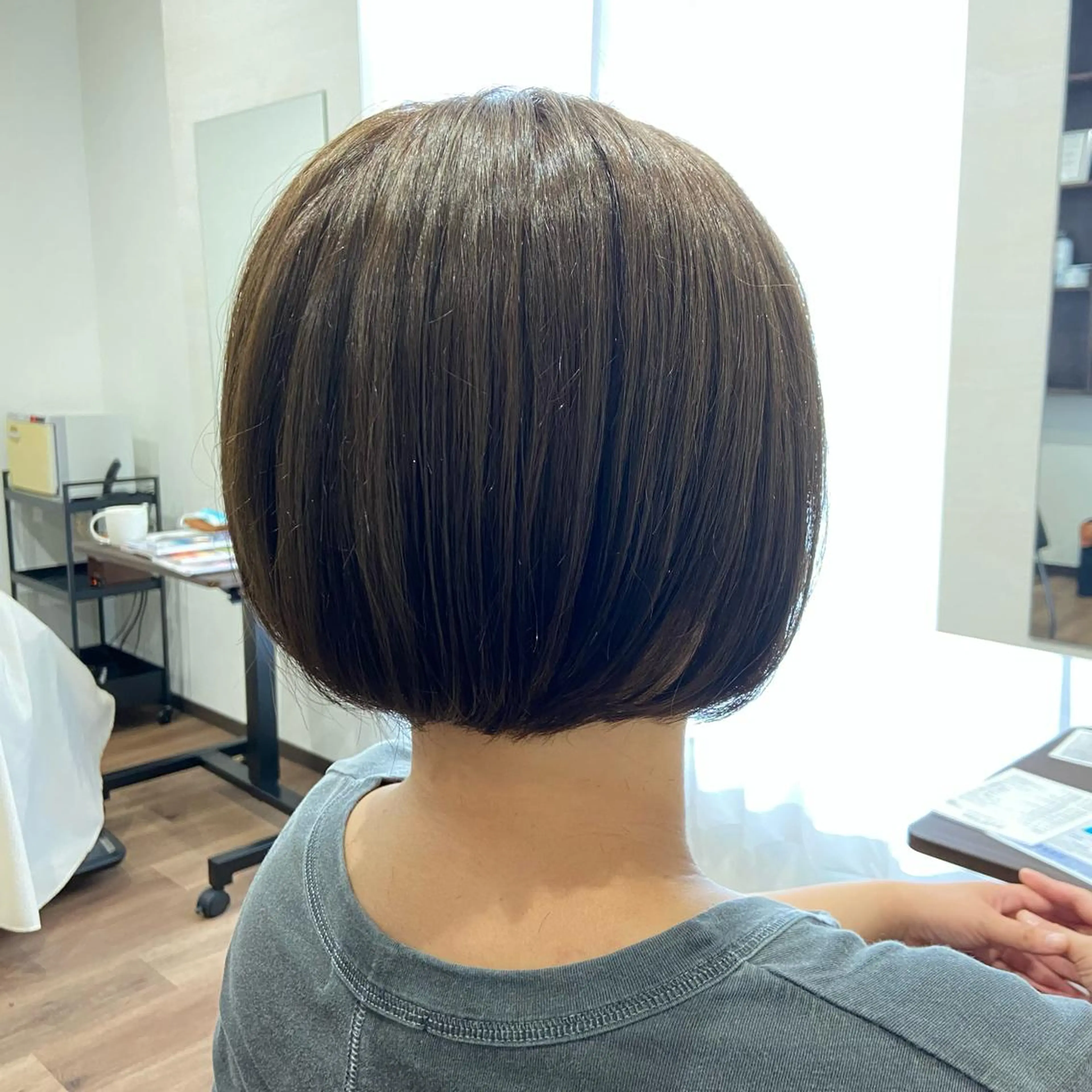 ショート アッシュ 岩﨑 智穂のヘアスタイル