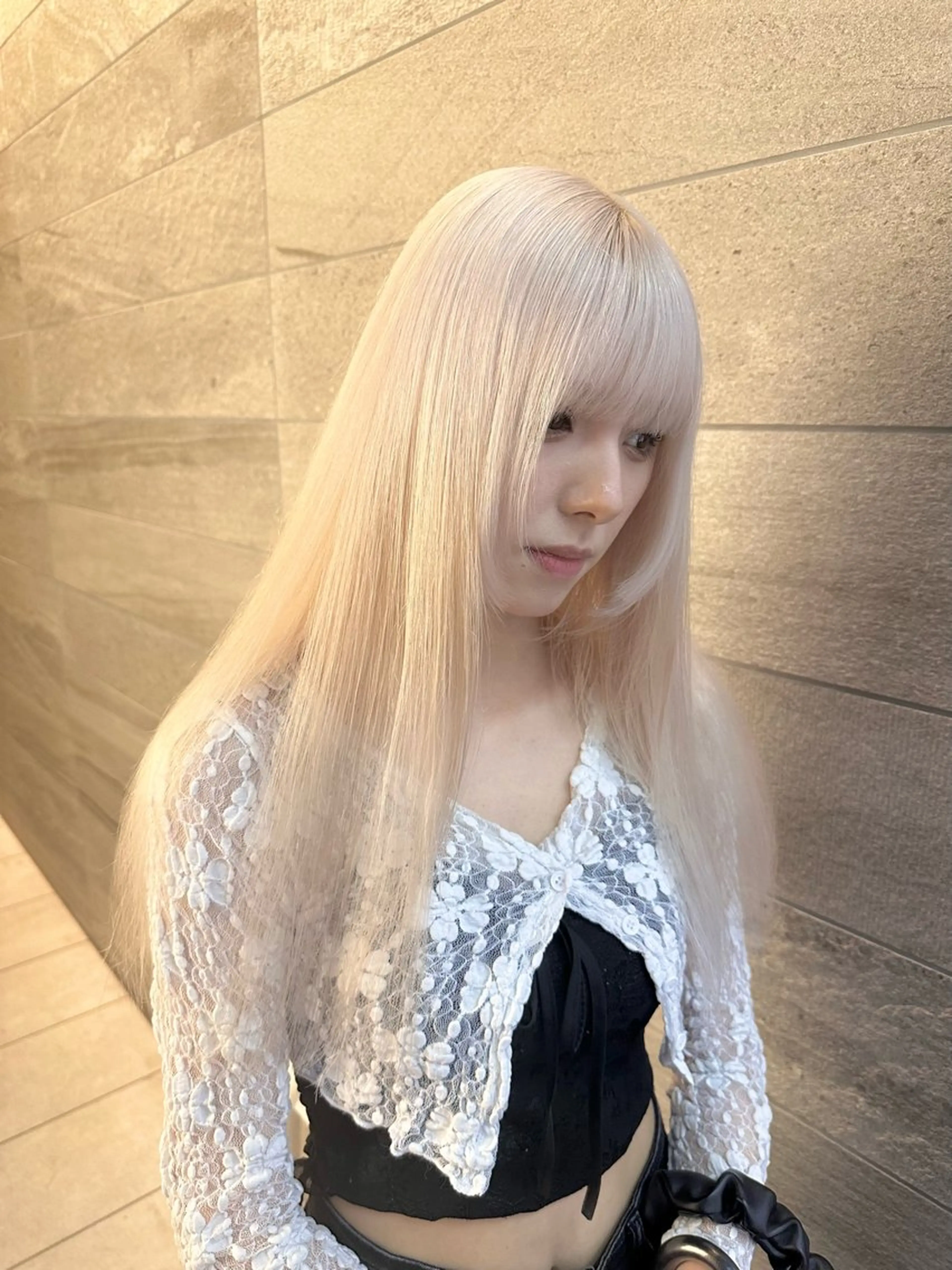 ロング カラー ブロンド ホワイトブロンド ハイトーン/ ブリーチ/縮毛矯正のヘアスタイル