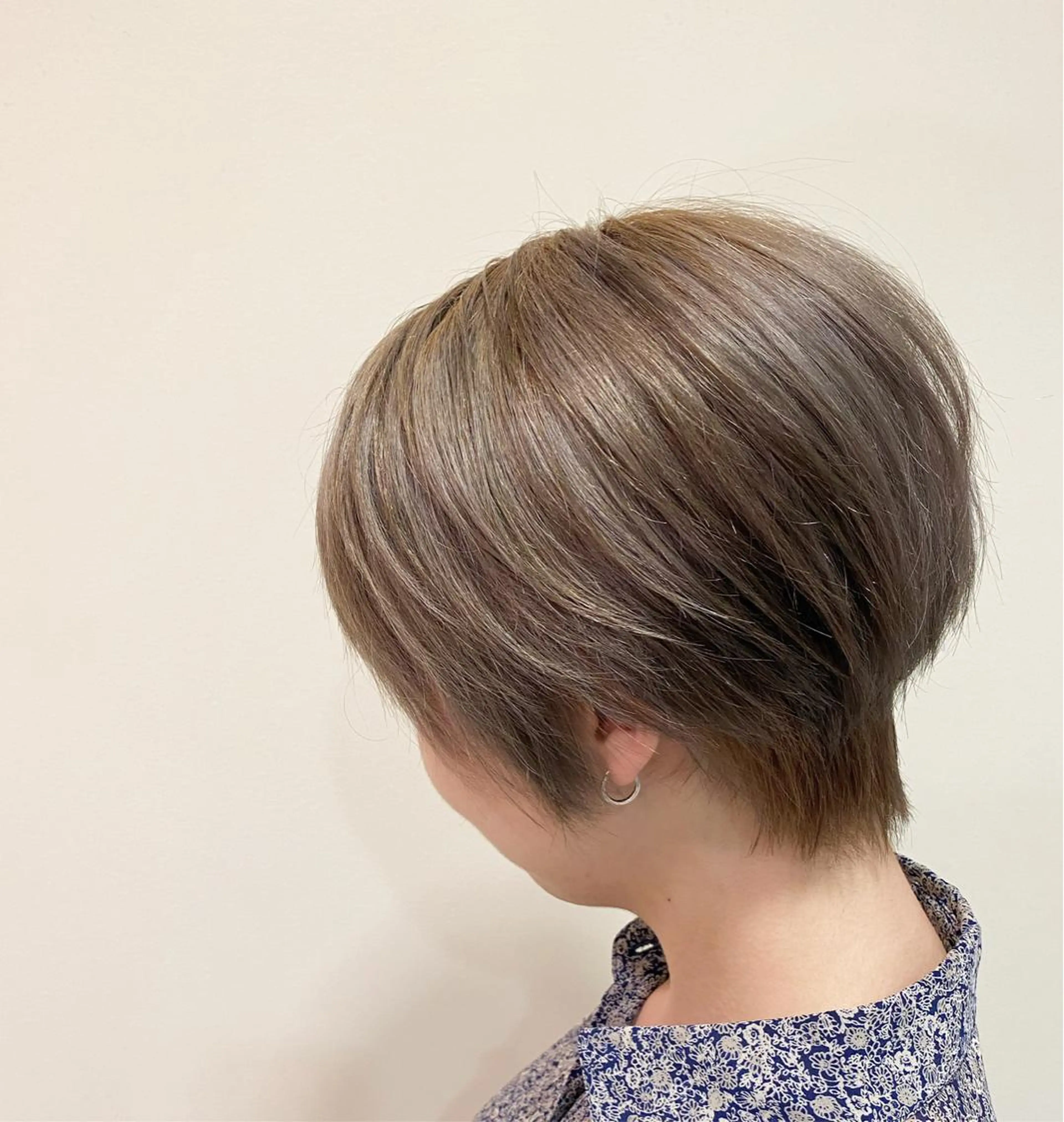 ショート カラー ベージュカラー ハイトーンカラー ハイトーンベージュ ショートヘア 縮毛矯正/ レイヤー/ミディアムのヘアスタイル