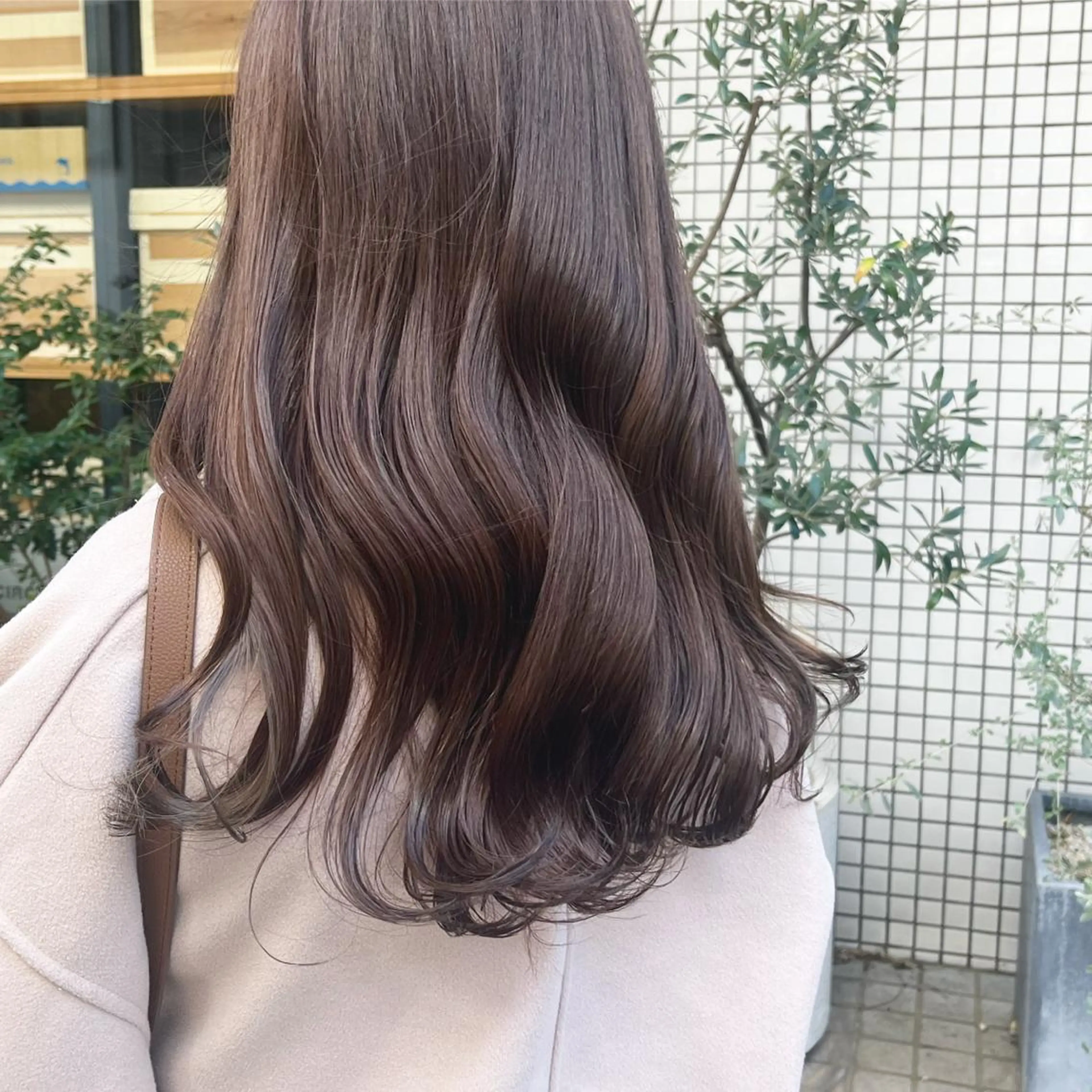 セミロング カラー ベージュカラー ブラウンカラー ブラウンベージュ くすみブラウン グレージュ カット ヘアカラー トリートメント ヘッドスパ ヘアセット カジュアルを女っぽく 𝗮𝘆𝗮𝗰𝗼のヘアスタイル