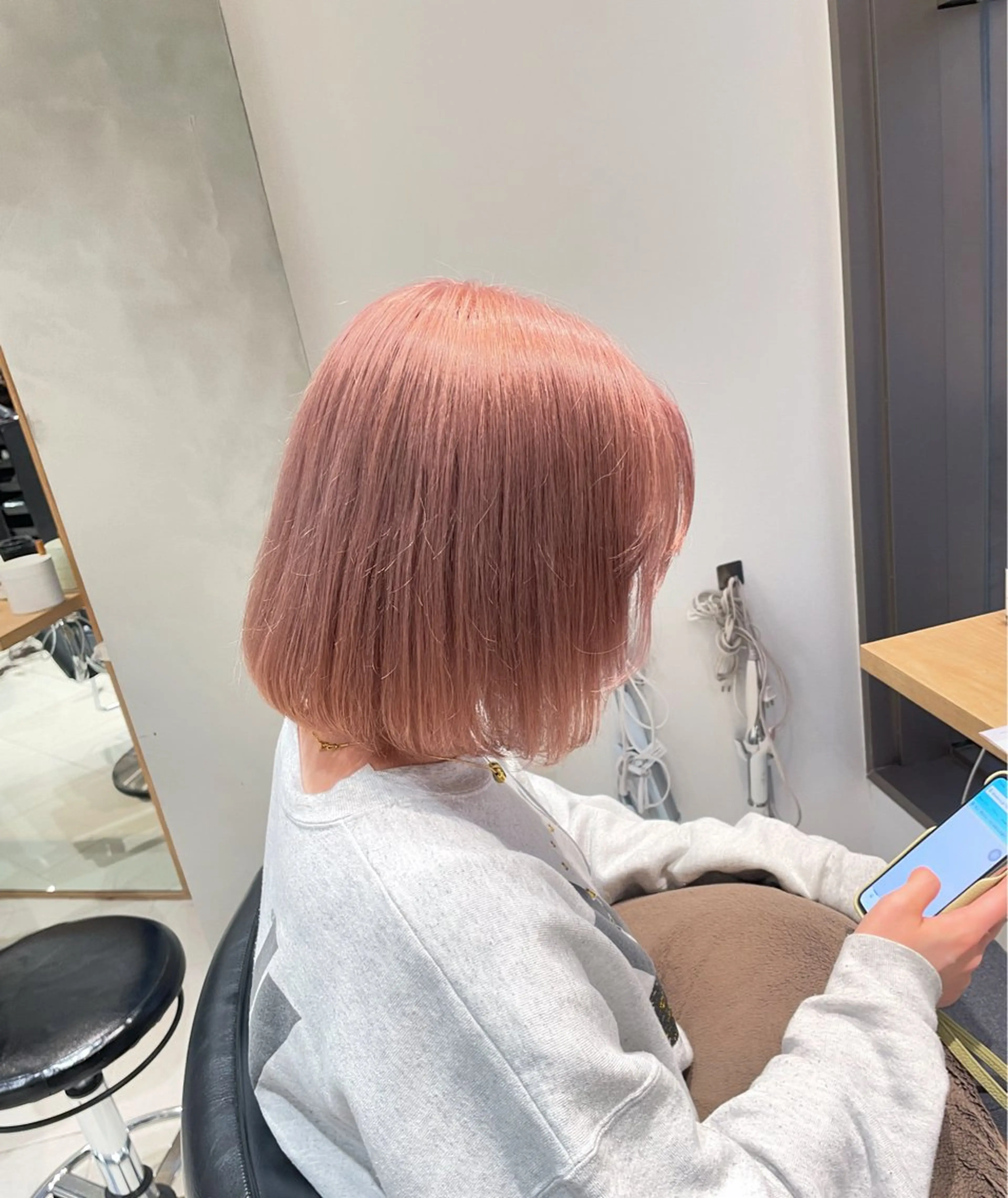 ミディアム カラー ヘアアレンジ ベージュカラー ブリーチ ミルクティーベージュ ピンクカラー 縮毛矯正 ヘアカラー トリートメント ヘッドスパ ヘアセット 艶髪✨寒色カラー✨ 翁長孝輔のヘアスタイル
