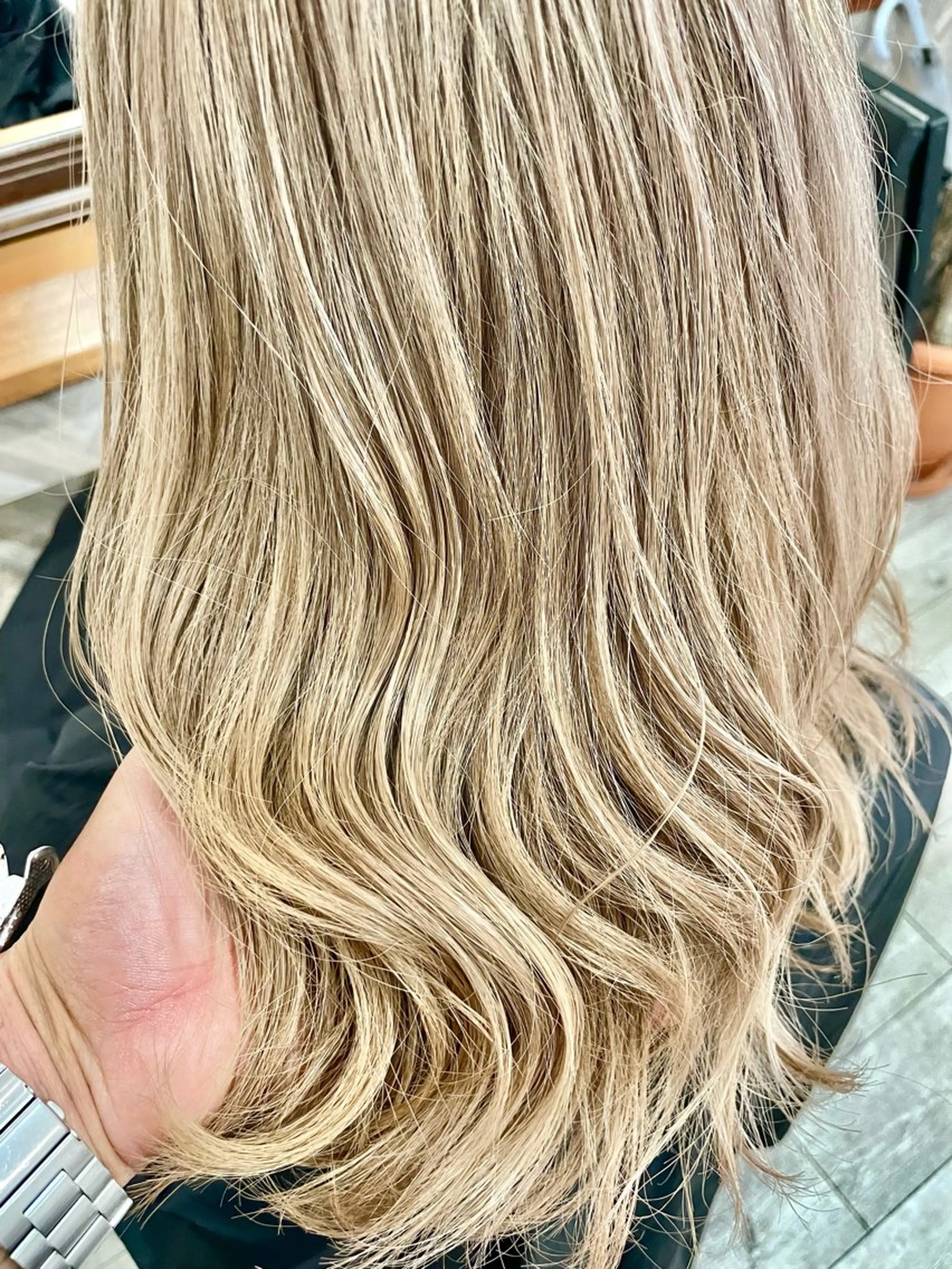 セミロング フェードパーマ 新倉幸之助のヘアスタイル