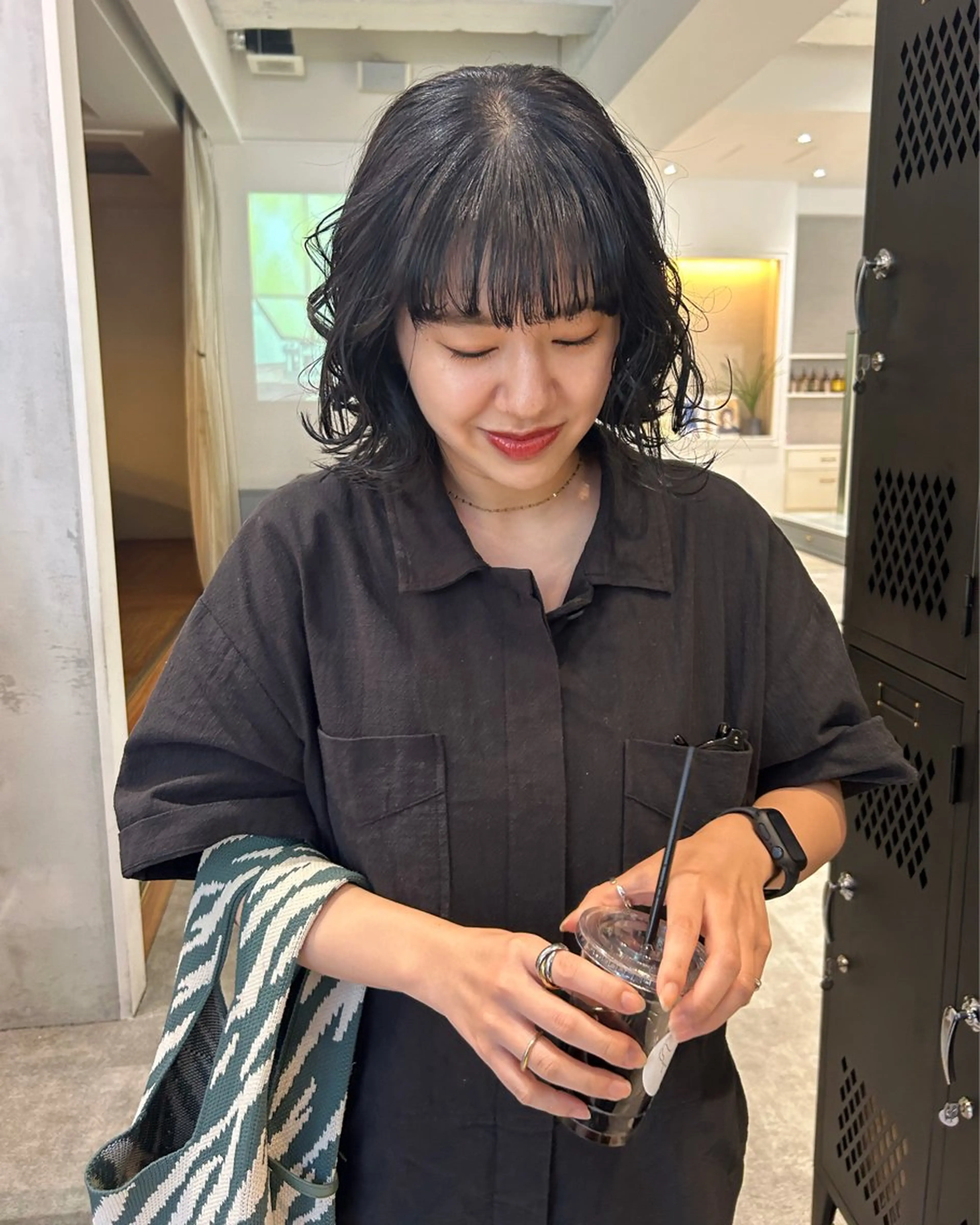 ミディアム カラー 黒髪 ブルーカラー ブルーブラック 薄暮 マツイ　レンのヘアスタイル