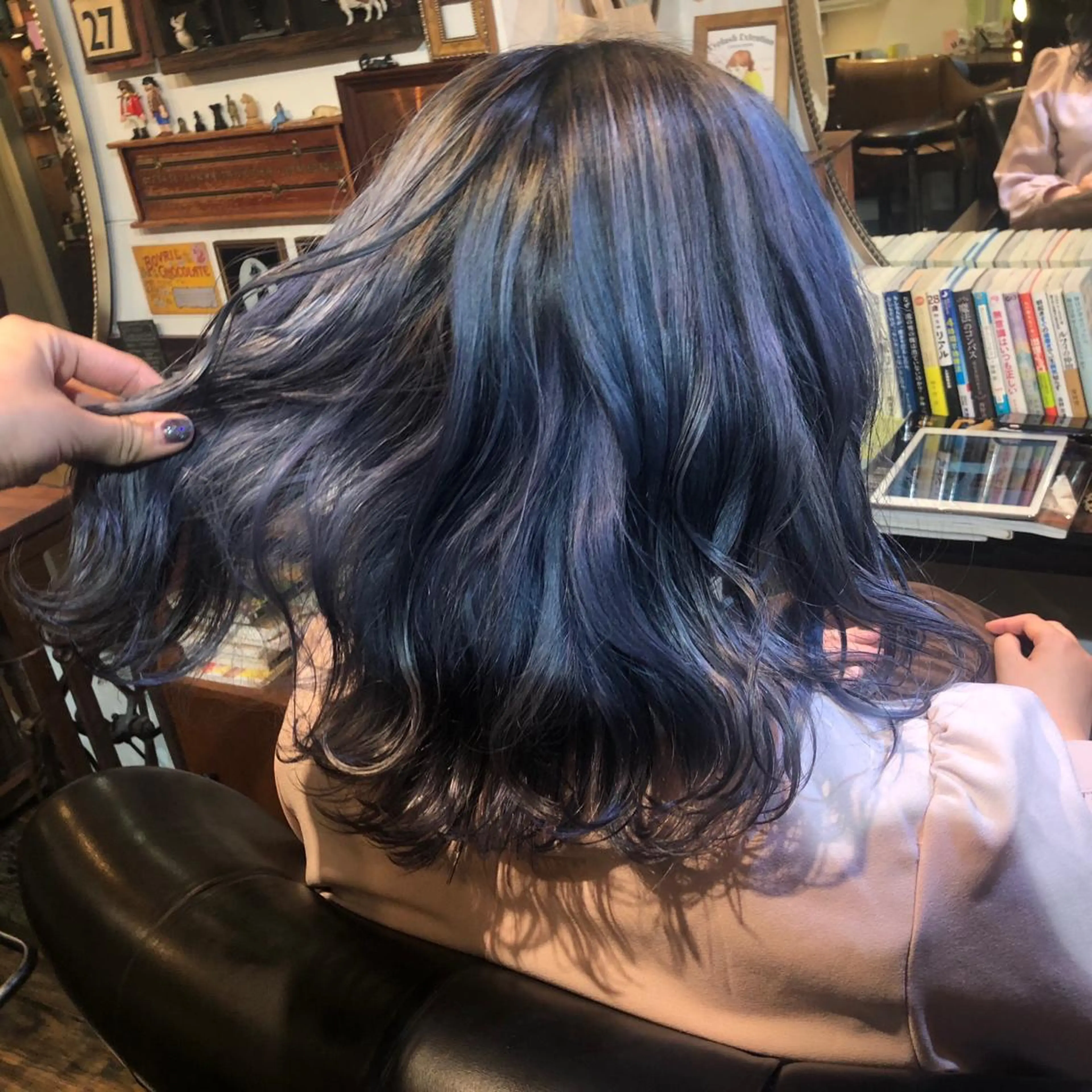 ミディアム カラー ブリーチ ブルーカラー パープルカラー カット ヘアカラー トリートメント ヘッドスパ BRITS 渡辺 菜々子のヘアスタイル