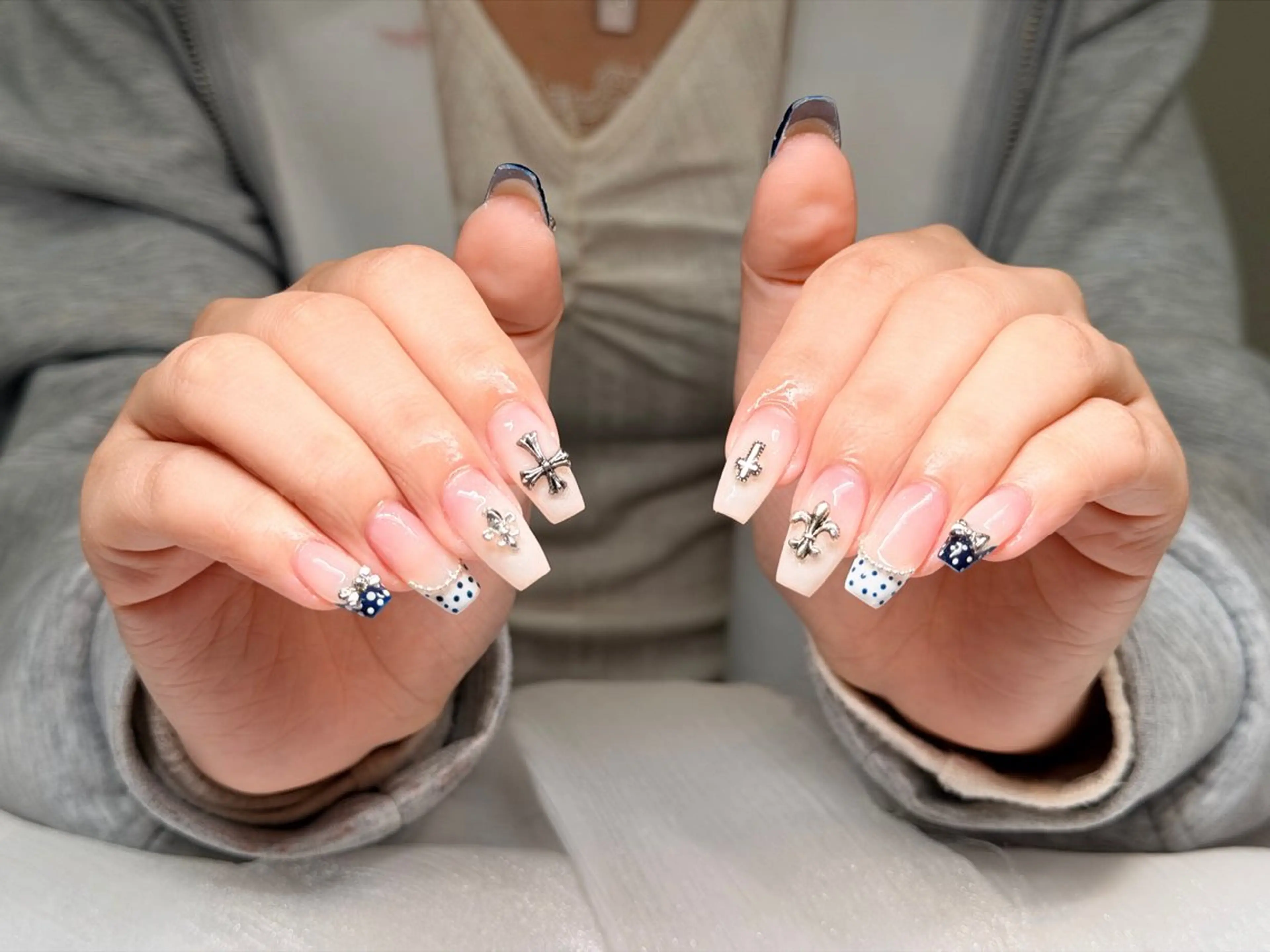 ネイル オーロラネイル ブルー チークネイル フットネイル フレンチネイル ハンドネイル REI レイのネイルデザイン