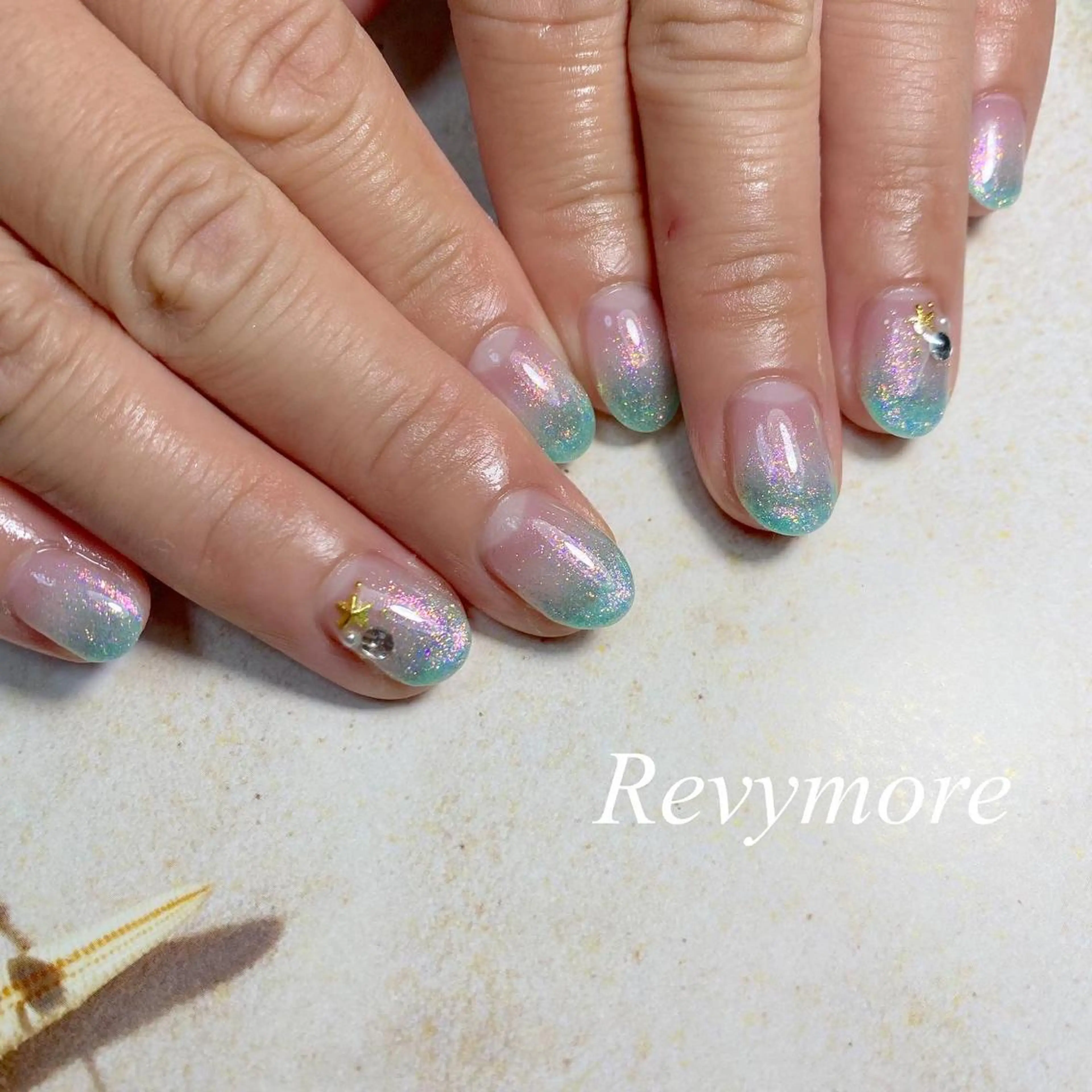 ミディアム ネイル 韓国風ヘア ジェルネイル グラデーション グリーン キラキラネイル nail salon Revymoreのネイルデザイン