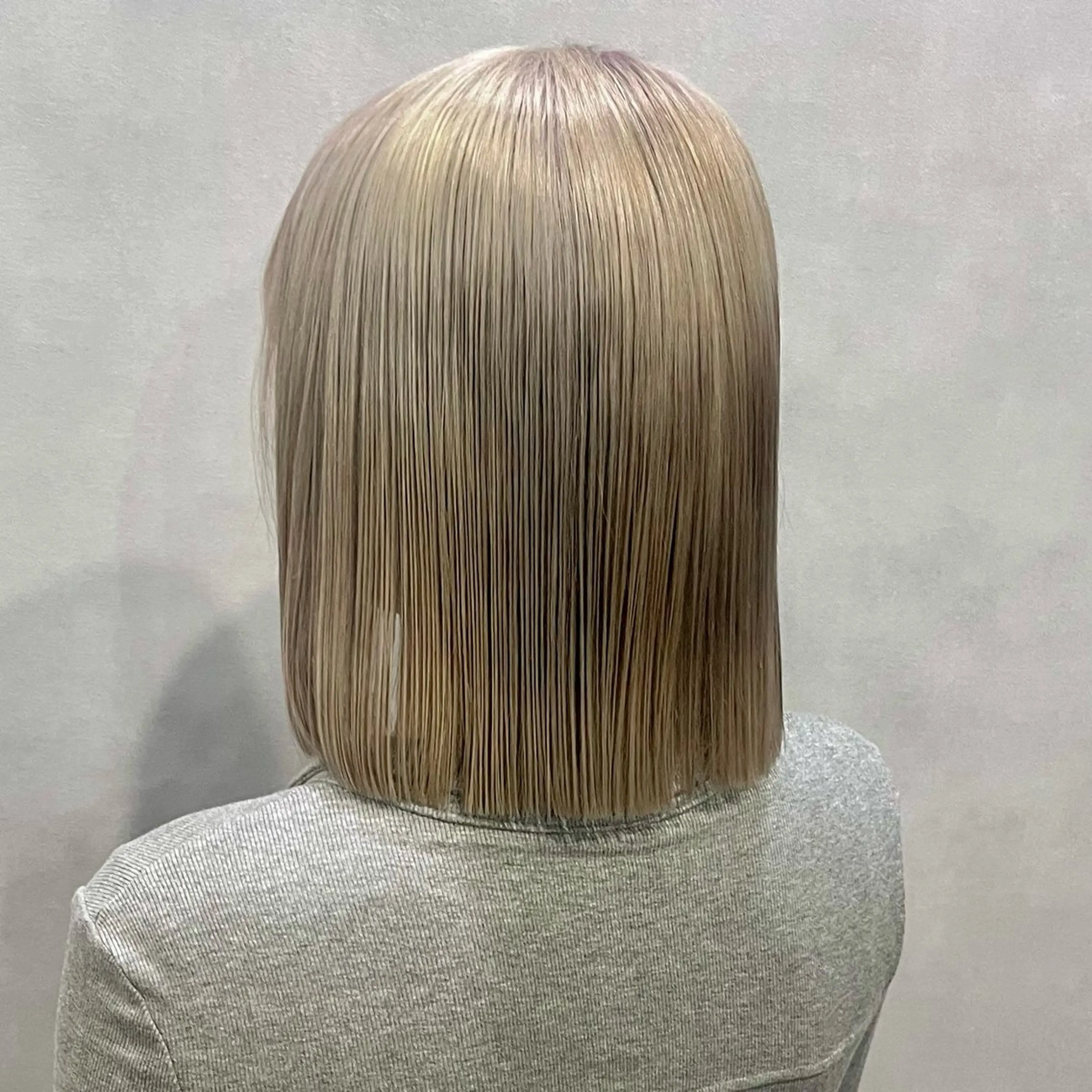 ショート カラー ブリーチ カット 伊藤 玲衣のヘアスタイル