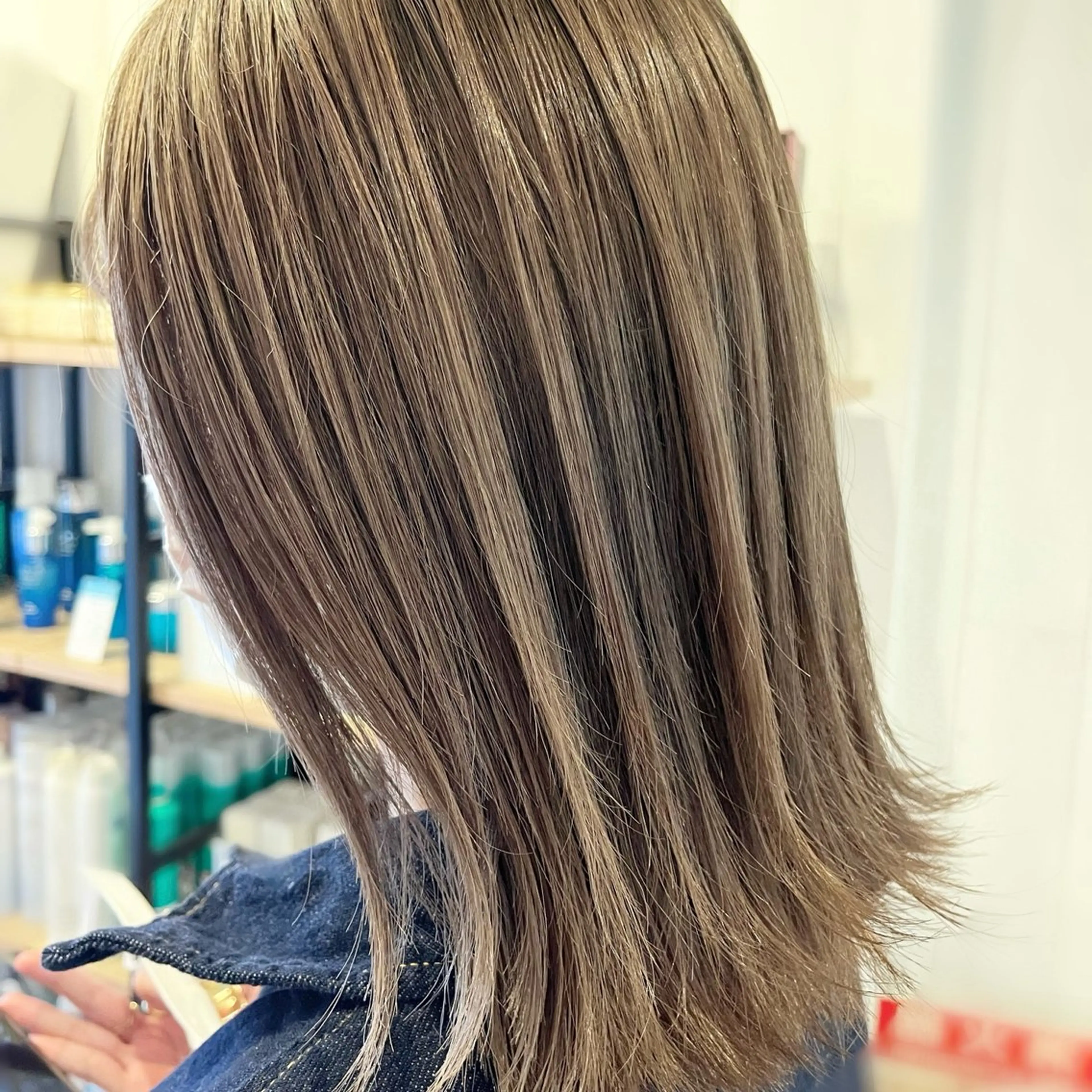 ミディアム 【顔まわりレイヤー透 明感カラー今崎太河】のヘアスタイル