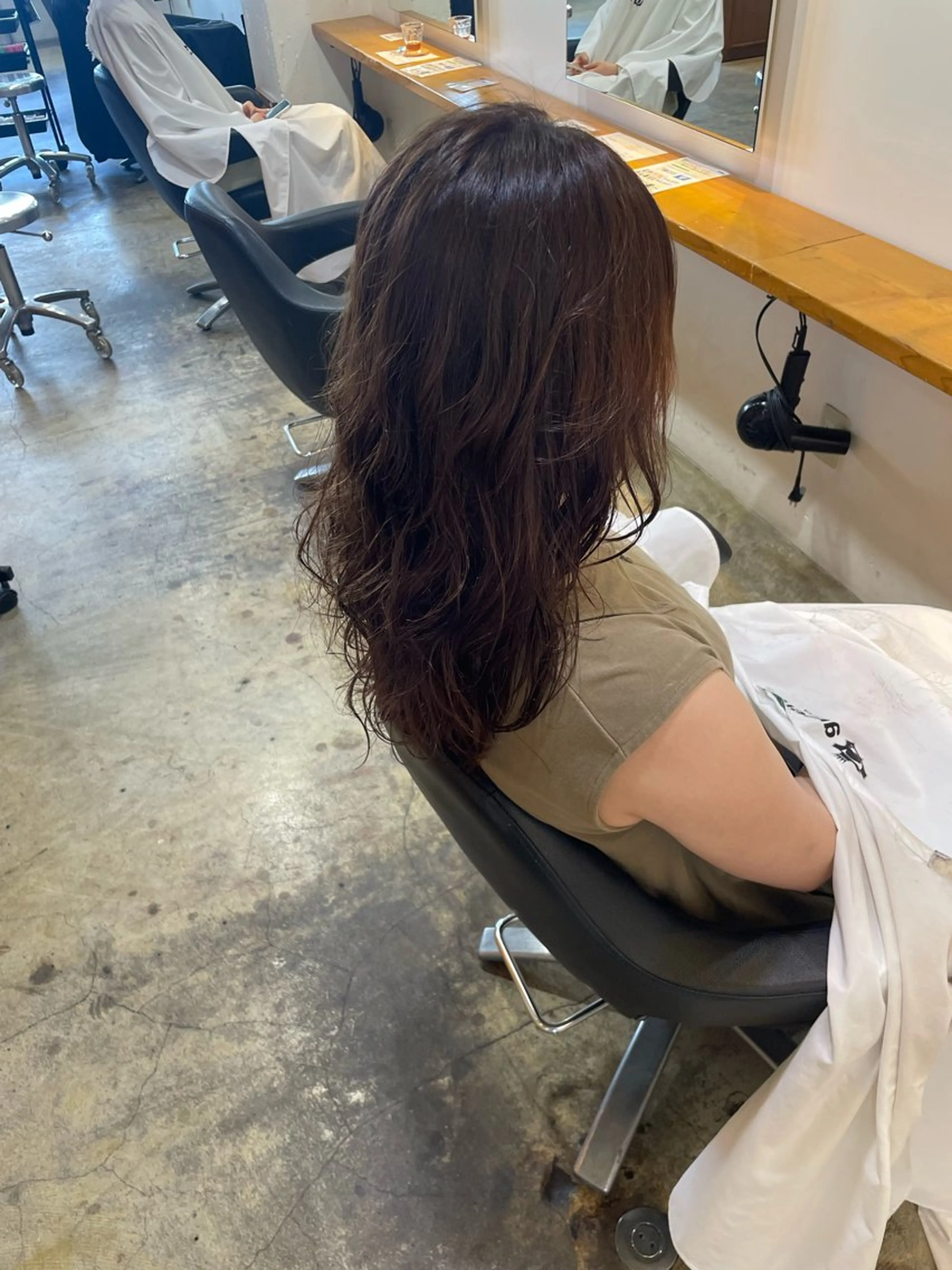 ミディアム カラー パーマ ミディアムパーマ カット ヘアカラー パーマ トリートメント MIOベージュカラー 柔らかいカラーのヘアスタイル