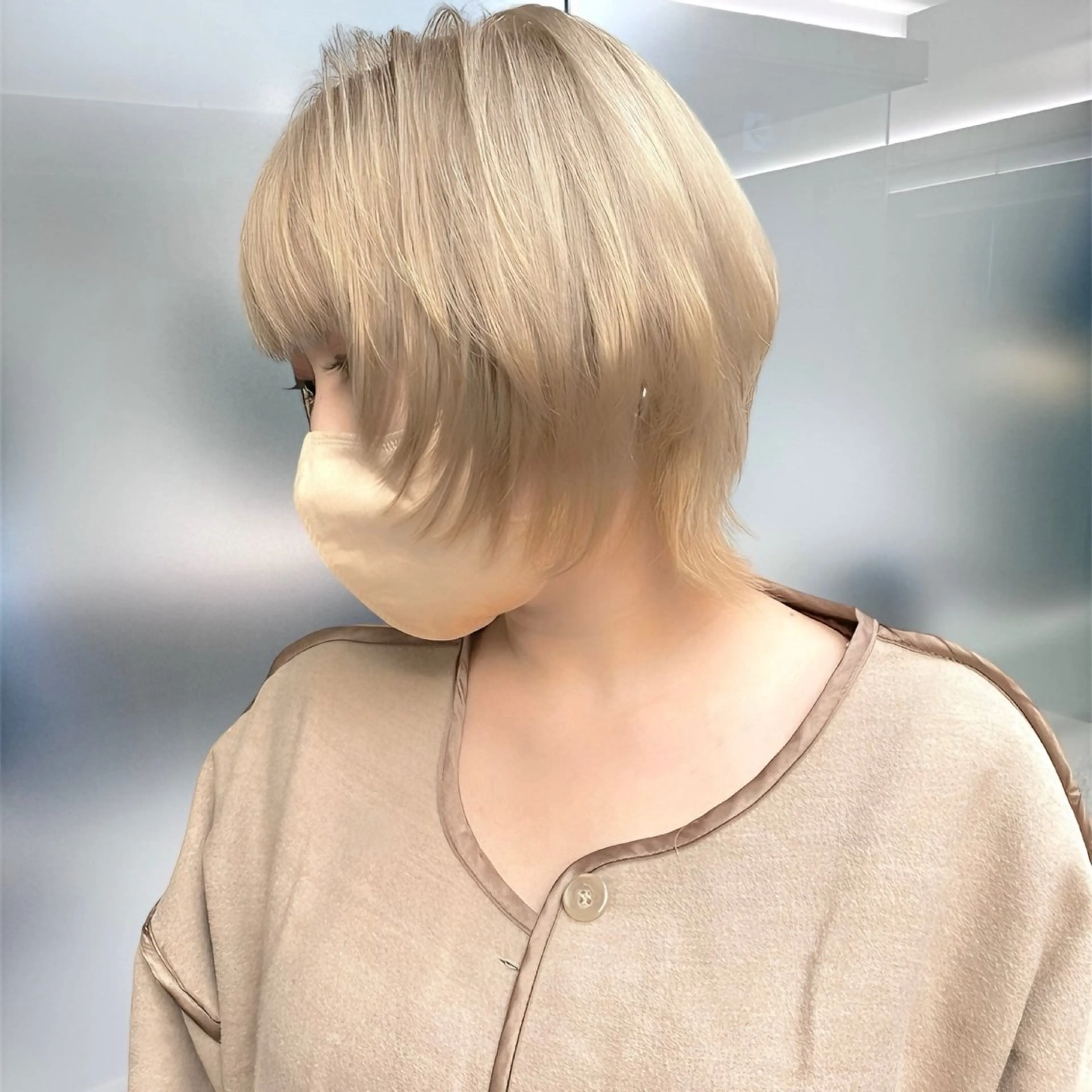 ショート カラー ベージュカラー ブリーチ ハイトーンカラー ハイトーンベージュ カット ヘアカラー トリートメント MiU所属・癖毛救済✂️ボブ /髪質改善ストレートのヘアスタイル