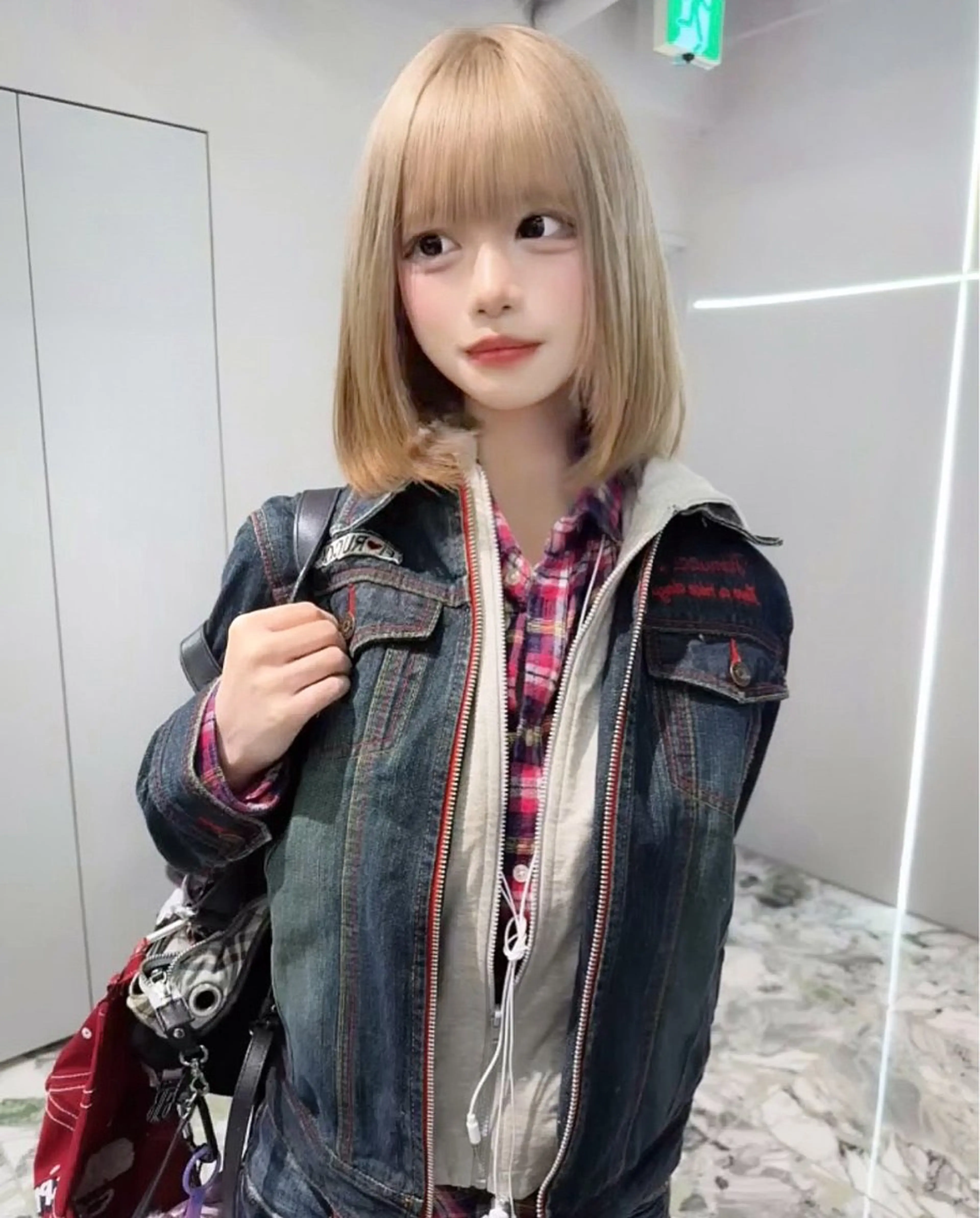 ショート ヘアカラー GEM YURI ハイトーンカラーのヘアスタイル