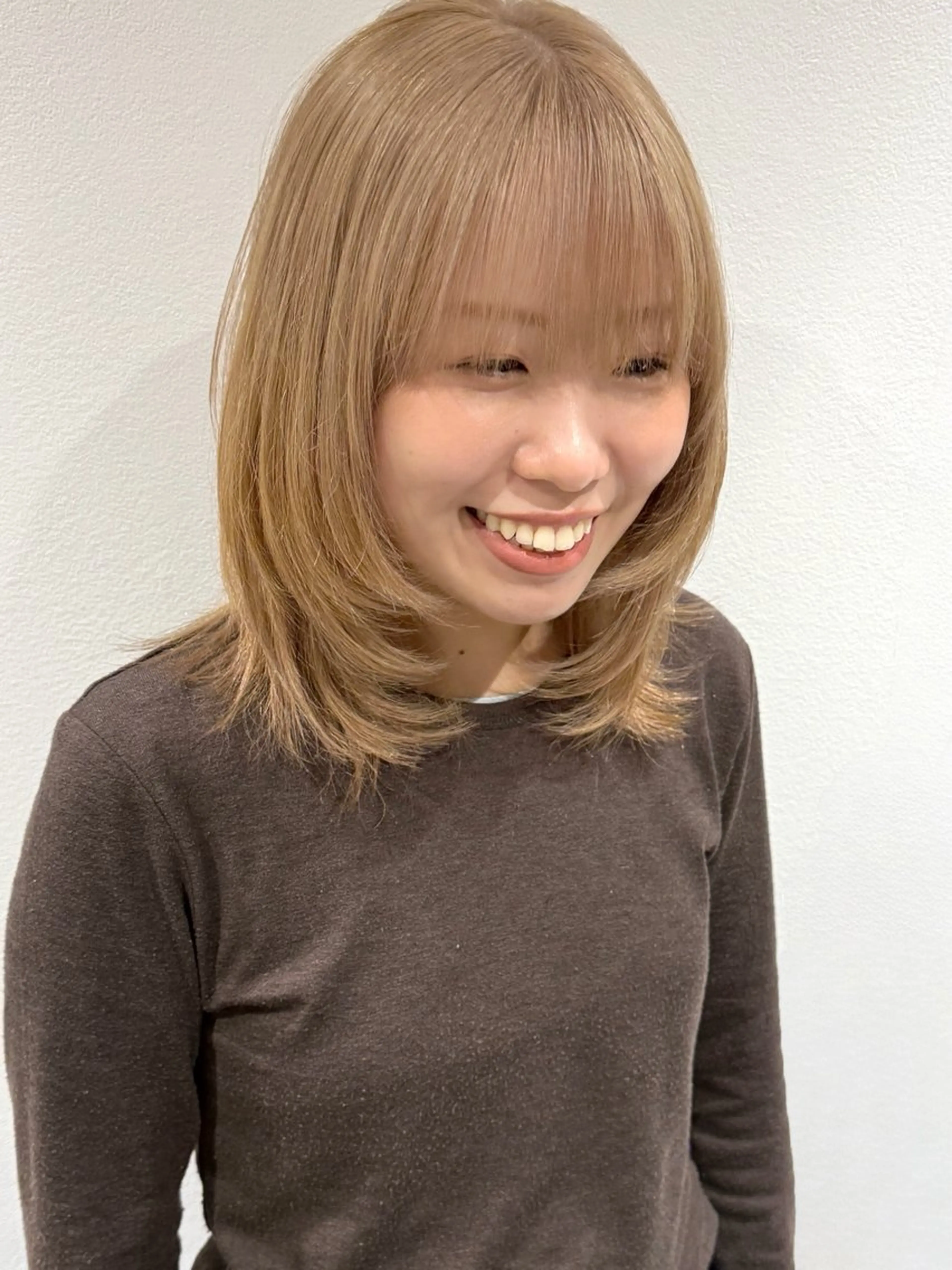 ミディアム カラー 切りっぱなしボブ ベージュカラー ブリーチ ブロンド ダブルカラー カット ヘアカラー トリートメント saki🌼ボブ× 透明感カラー🌼のヘアスタイル