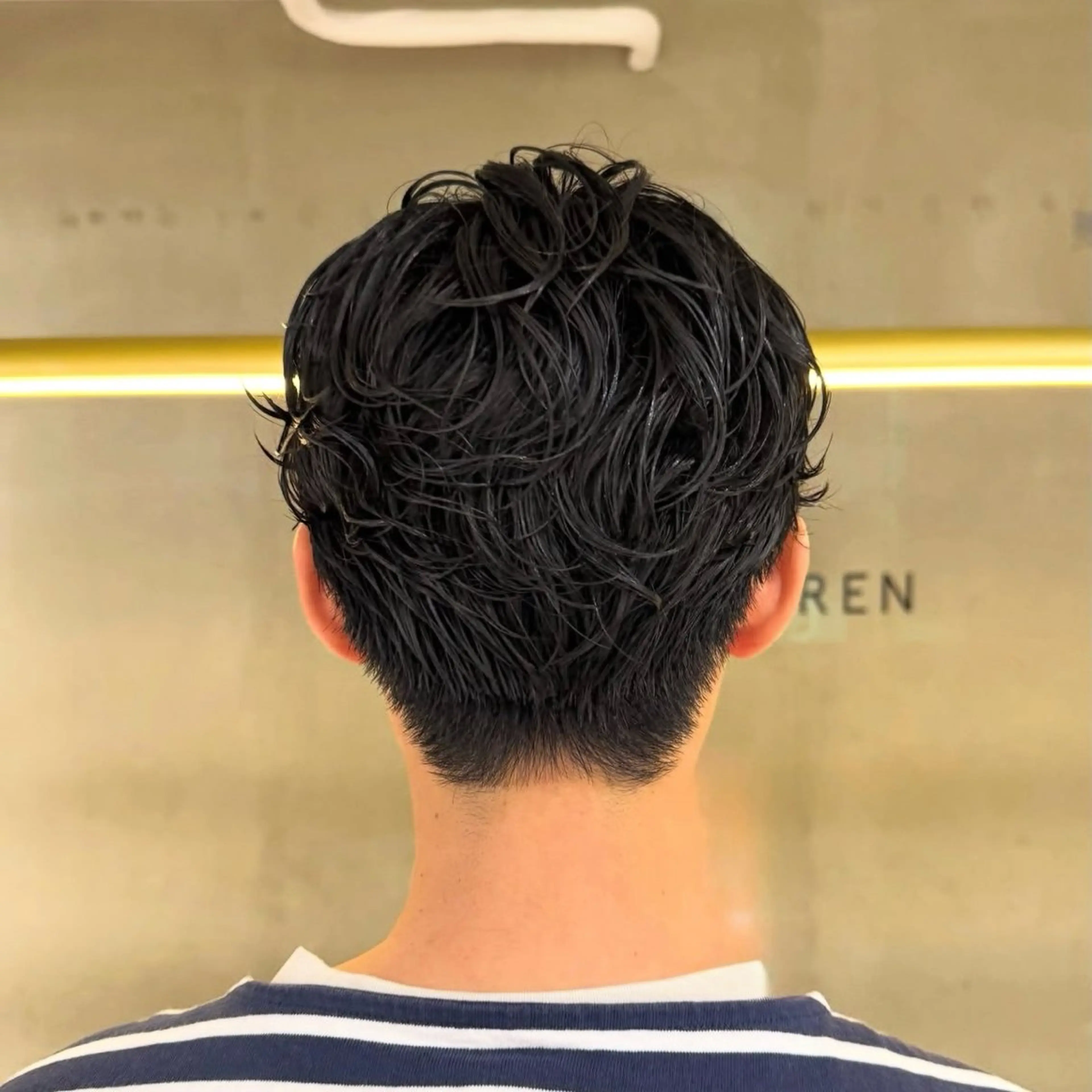 ショート パーマ メンズ センターパート ダウンパーマ フェザーパーマ メンズパーマ ニュアンスパーマ カット パーマ センターパート 田形清流のヘアスタイル