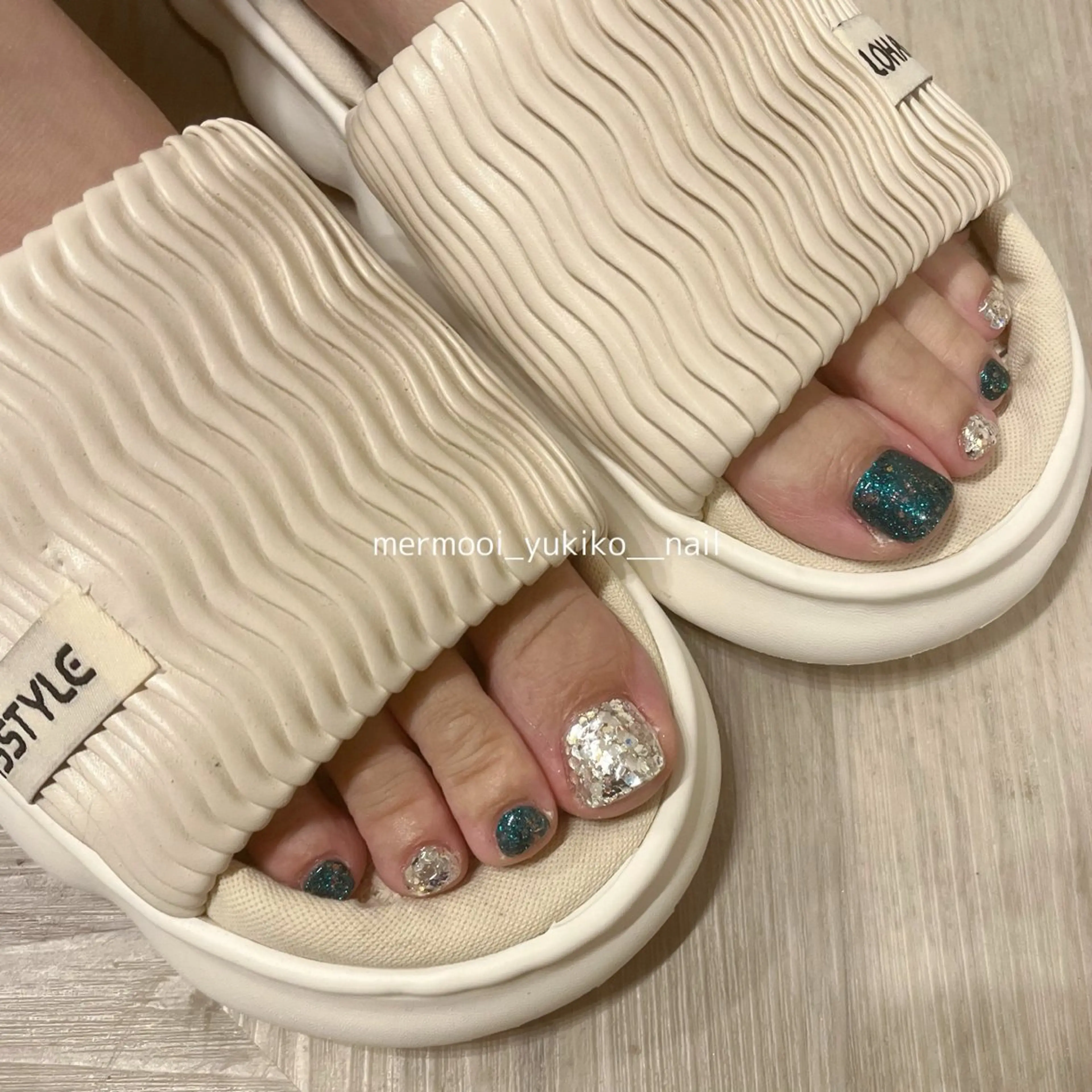 ネイル フットネイル グリーン キラキラネイル ラメ(グリッター) シルバー フットネイル mermooi所属・melumooi nailのネイルデザイン