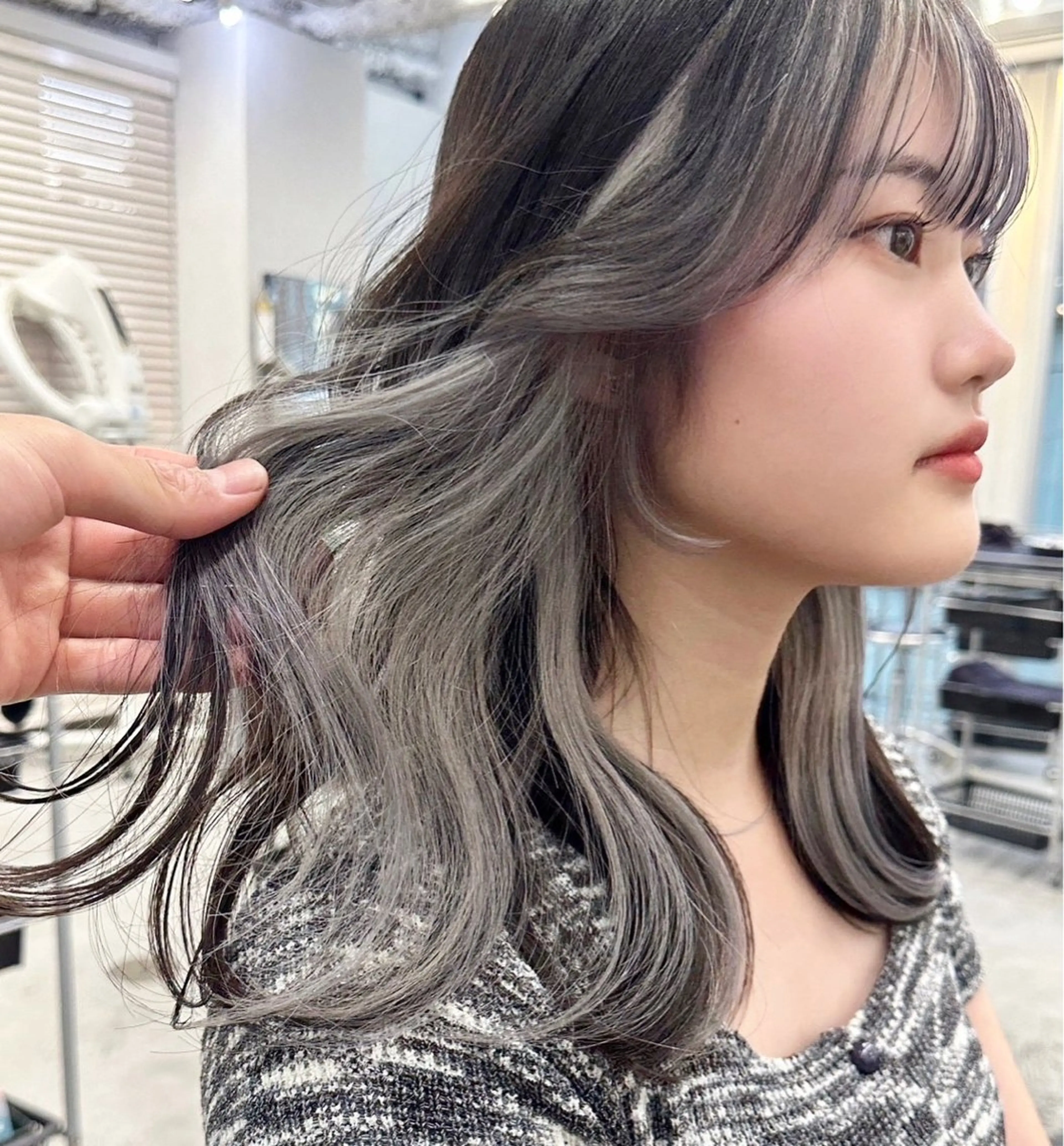 セミロング カラー ブリーチ イヤリングカラー インナーカラー シルバー トリートメント RYOSUKE ハイトーンのヘアスタイル