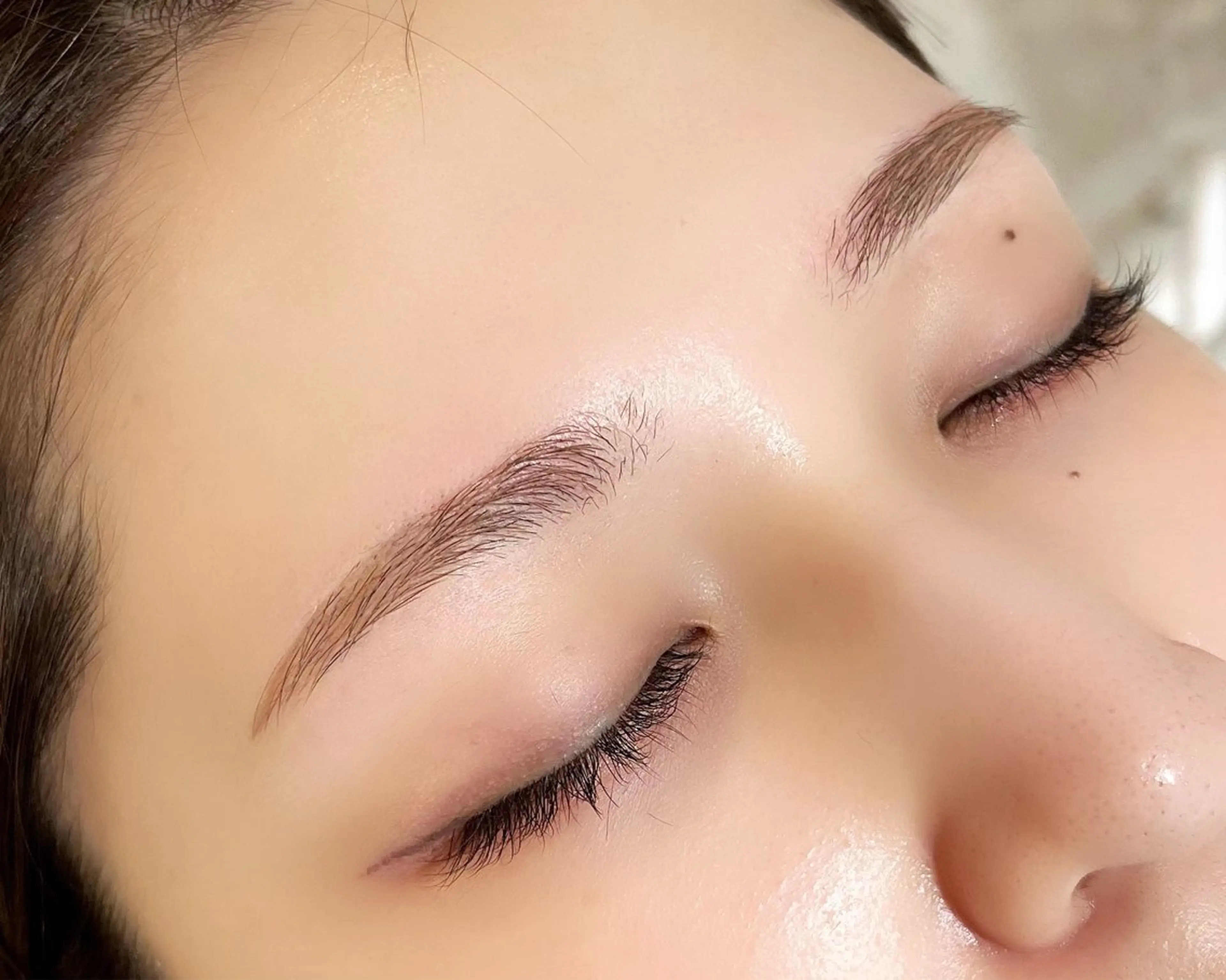 眉デザイン、施術風景撮影モデル(20代、二重瞼の方優先)の写真