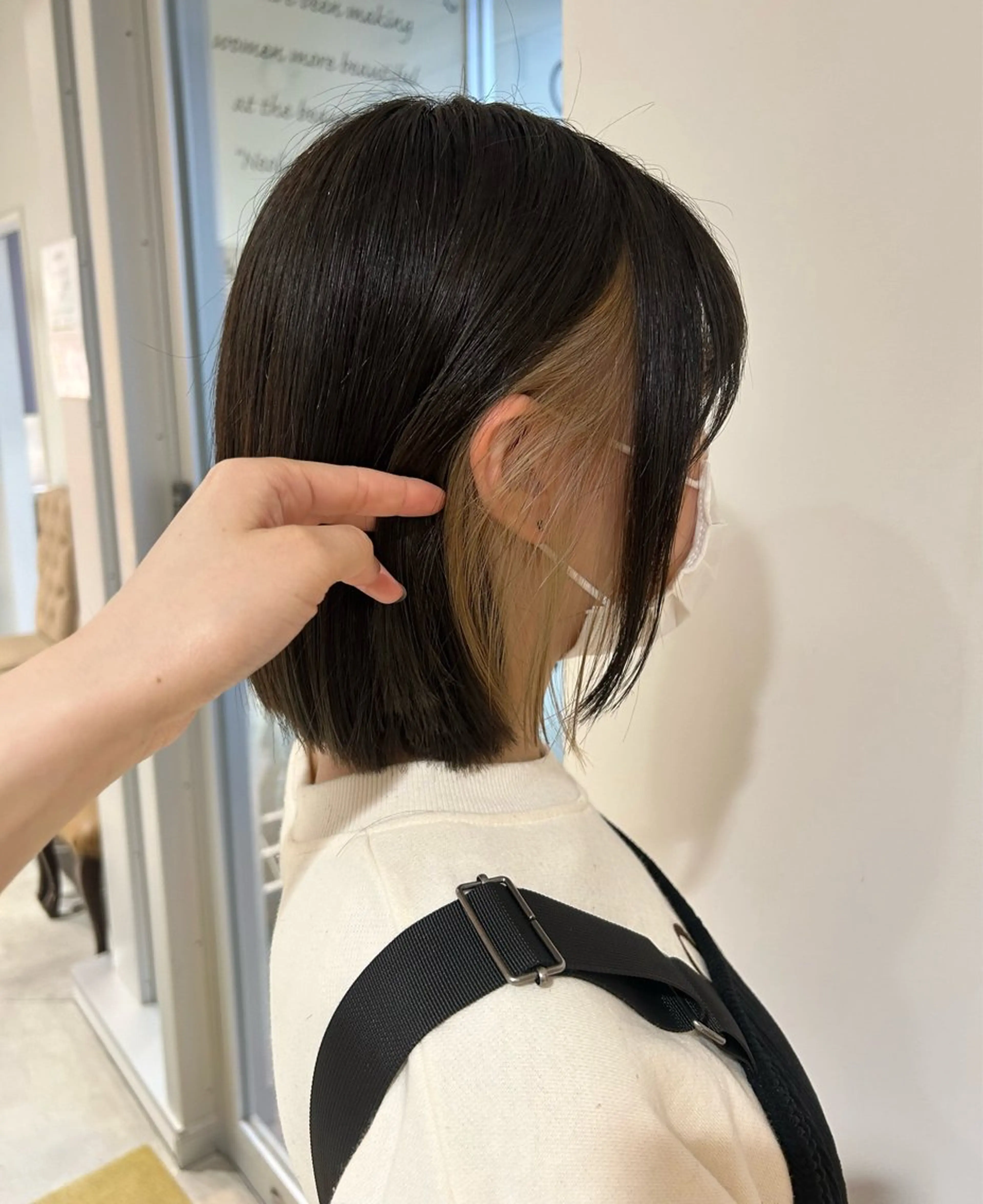 ミディアム カラー 切りっぱなしボブ ベージュカラー ブリーチ イヤリングカラー ホワイトベージュ 関口 桃花🌷 暖色カラーのヘアスタイル