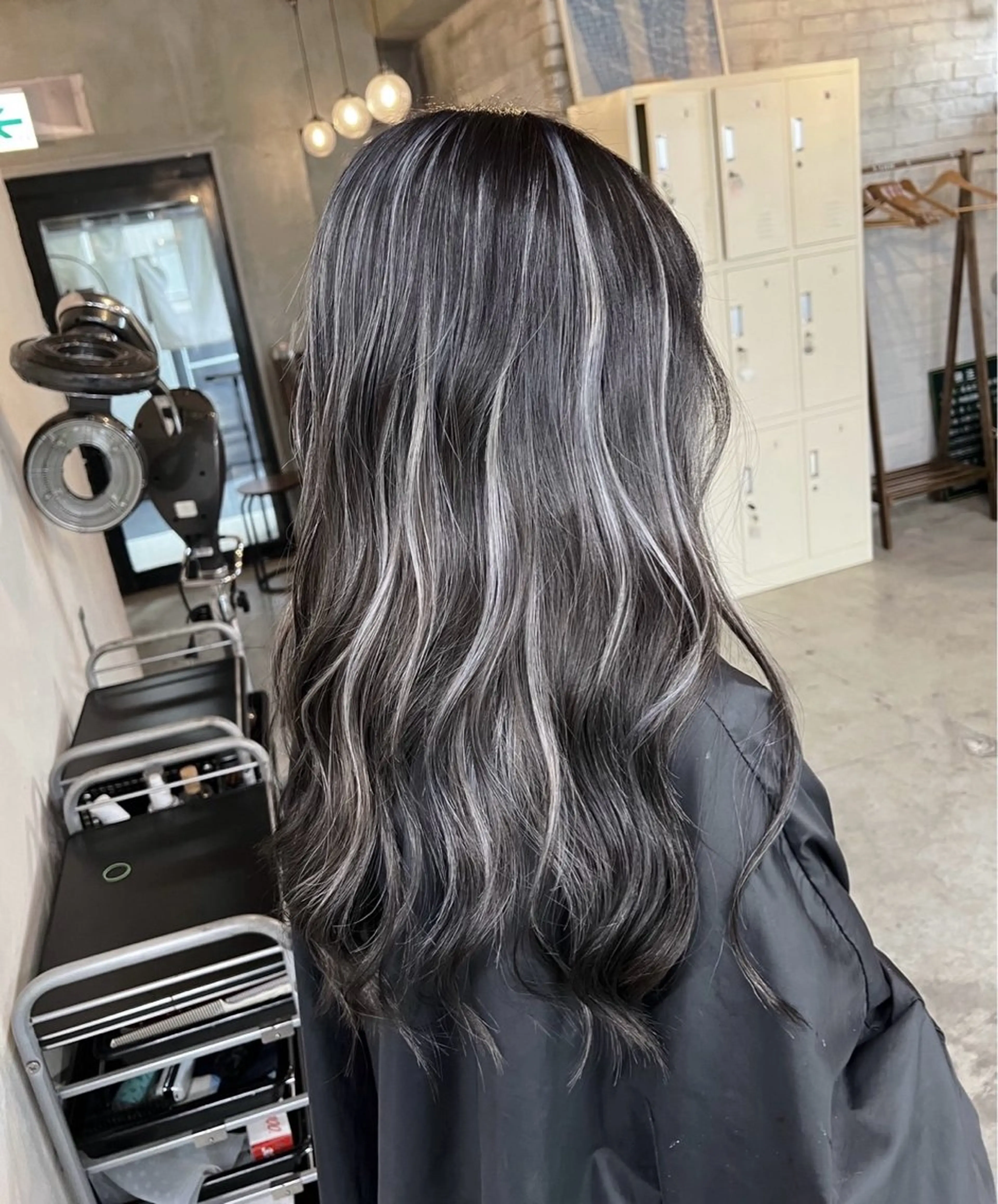 ロング カラー ダークグレー ダークグレージュ グレージュ ハイライトカラー ハイライト ヘアカラー トリートメント 指名数No.1 /NAOYAのヘアスタイル