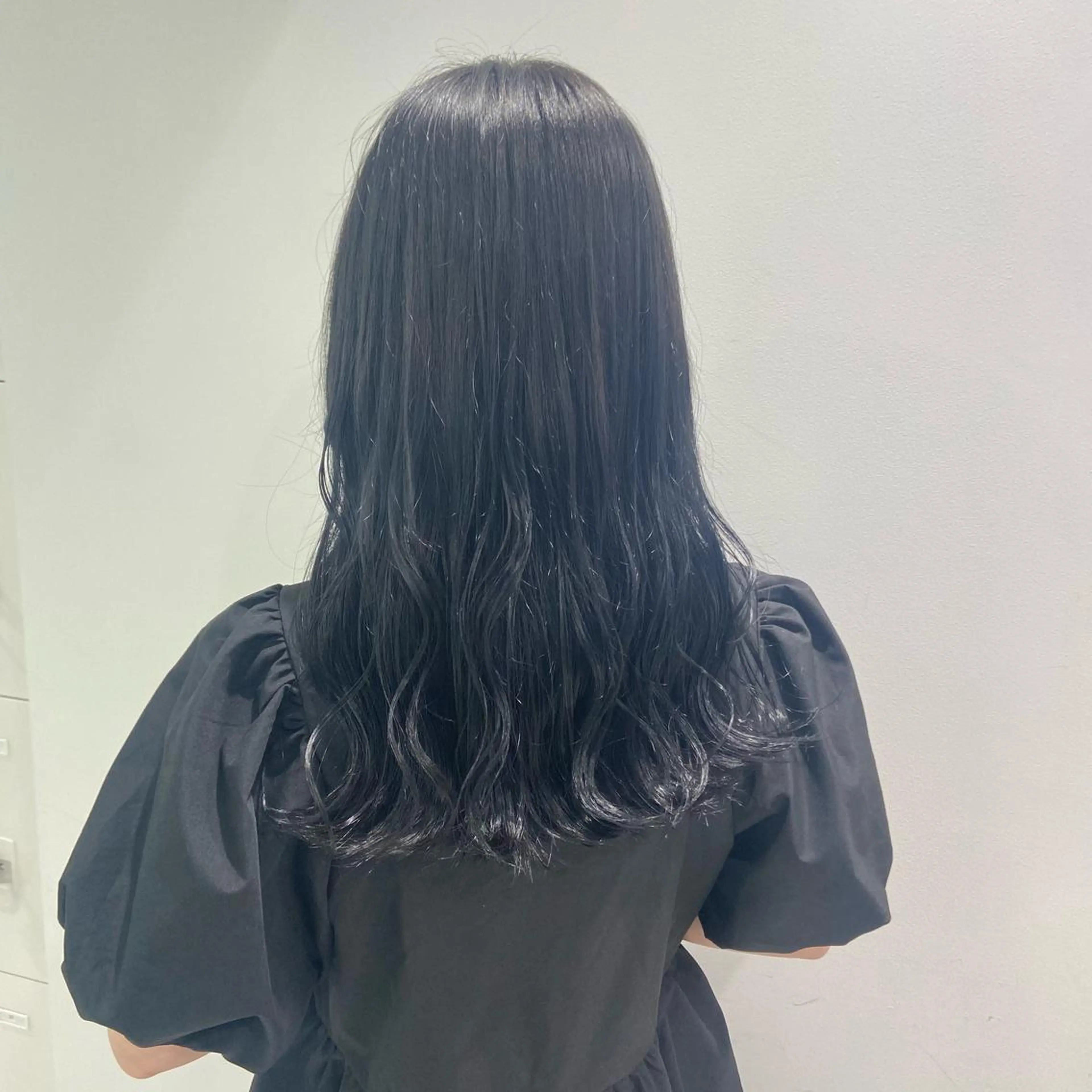 セミロング 寒色＆ブリーチ特化 寒色MiOのヘアスタイル