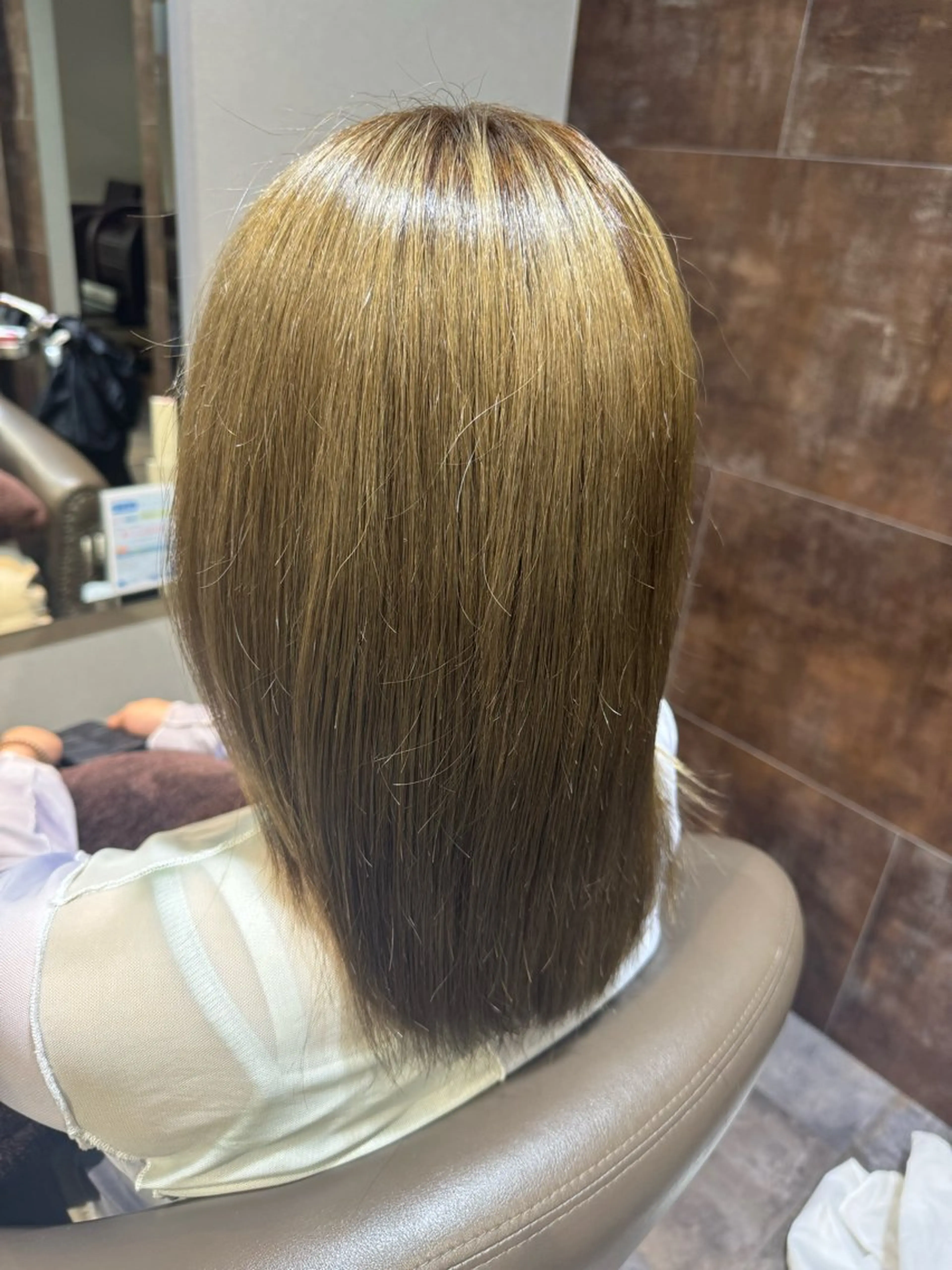 セミロング 岡村 真琴のヘアスタイル