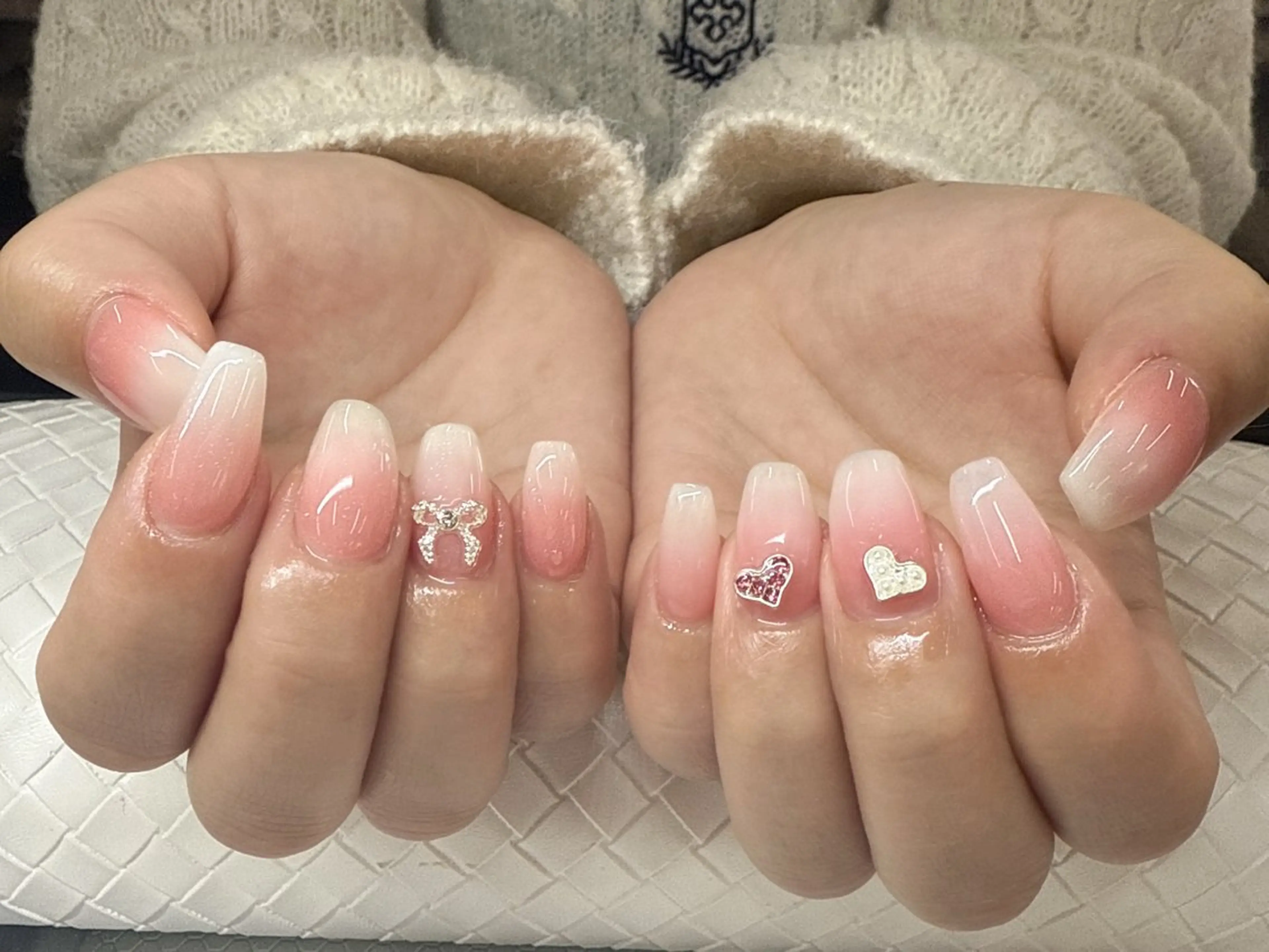 ネイル 長さ出し フットネイル フレンチネイル ジェルネイル ガーリー ハンドネイル NYネイルサロン 千葉中央店のネイルデザイン