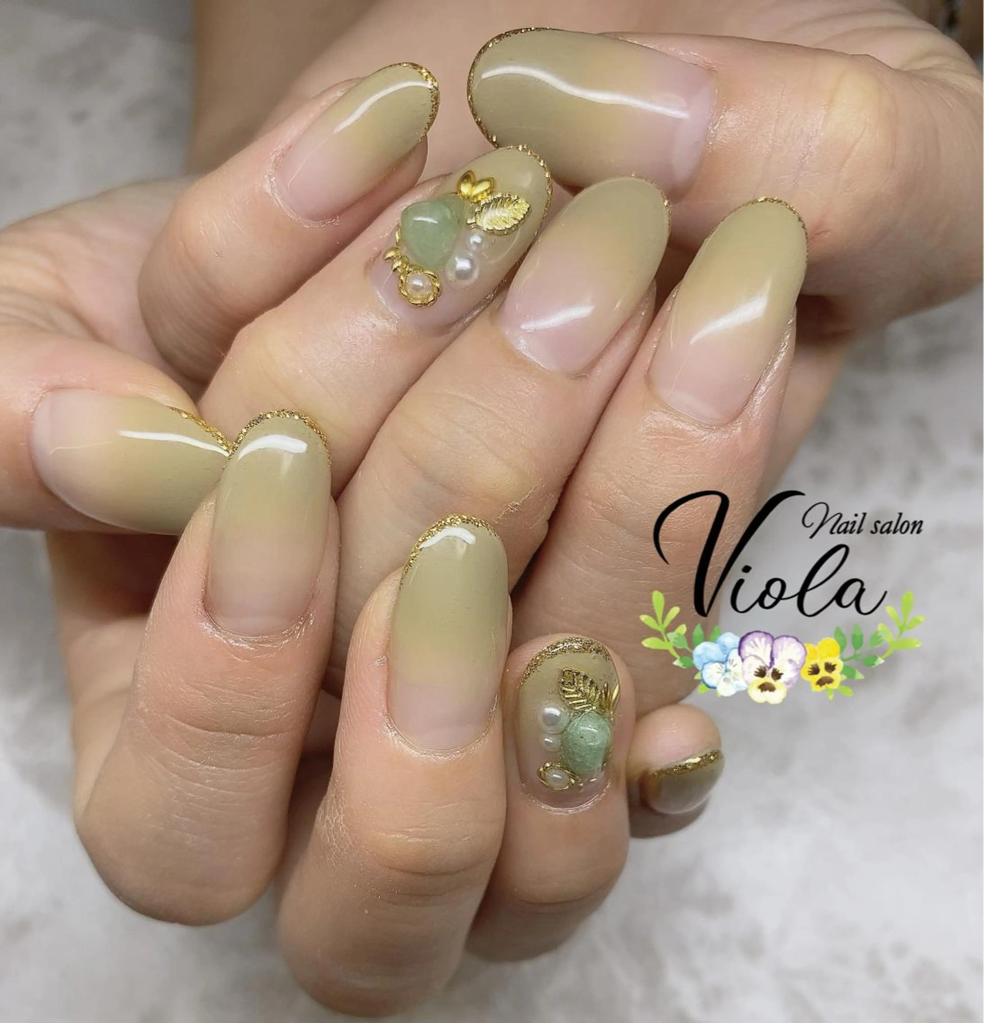 ネイル アートネイル ゴールド グリーン ラメ(グリッター) ストーンネイル ハンドネイル ネイルサロン Violaのネイルデザイン