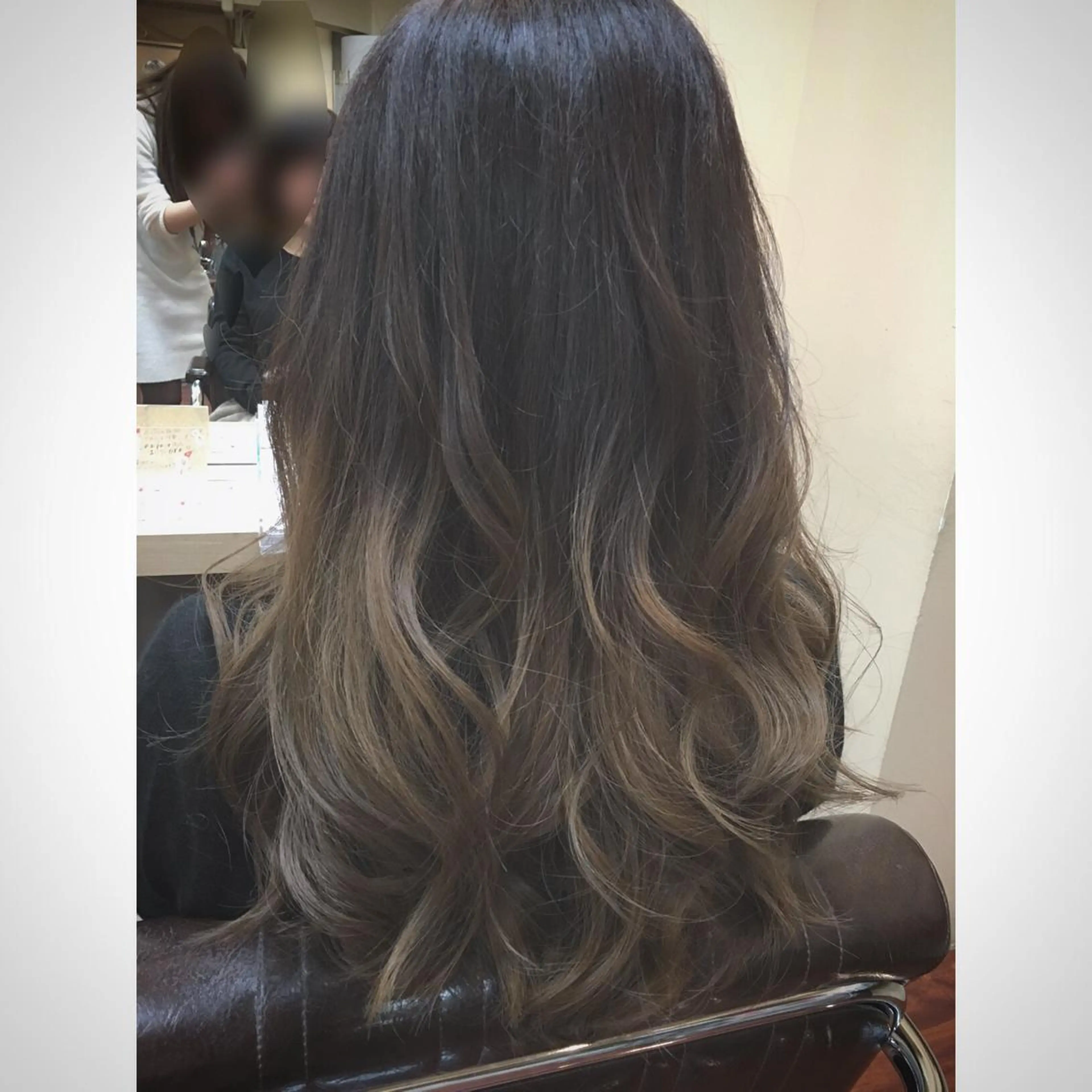 セミロング ロング カラー パーマ ベージュカラー ブリーチ グラデーションカラー ミルクティーベージュ 推し活専用 【派手髪】飯野ゆかりのヘアスタイル