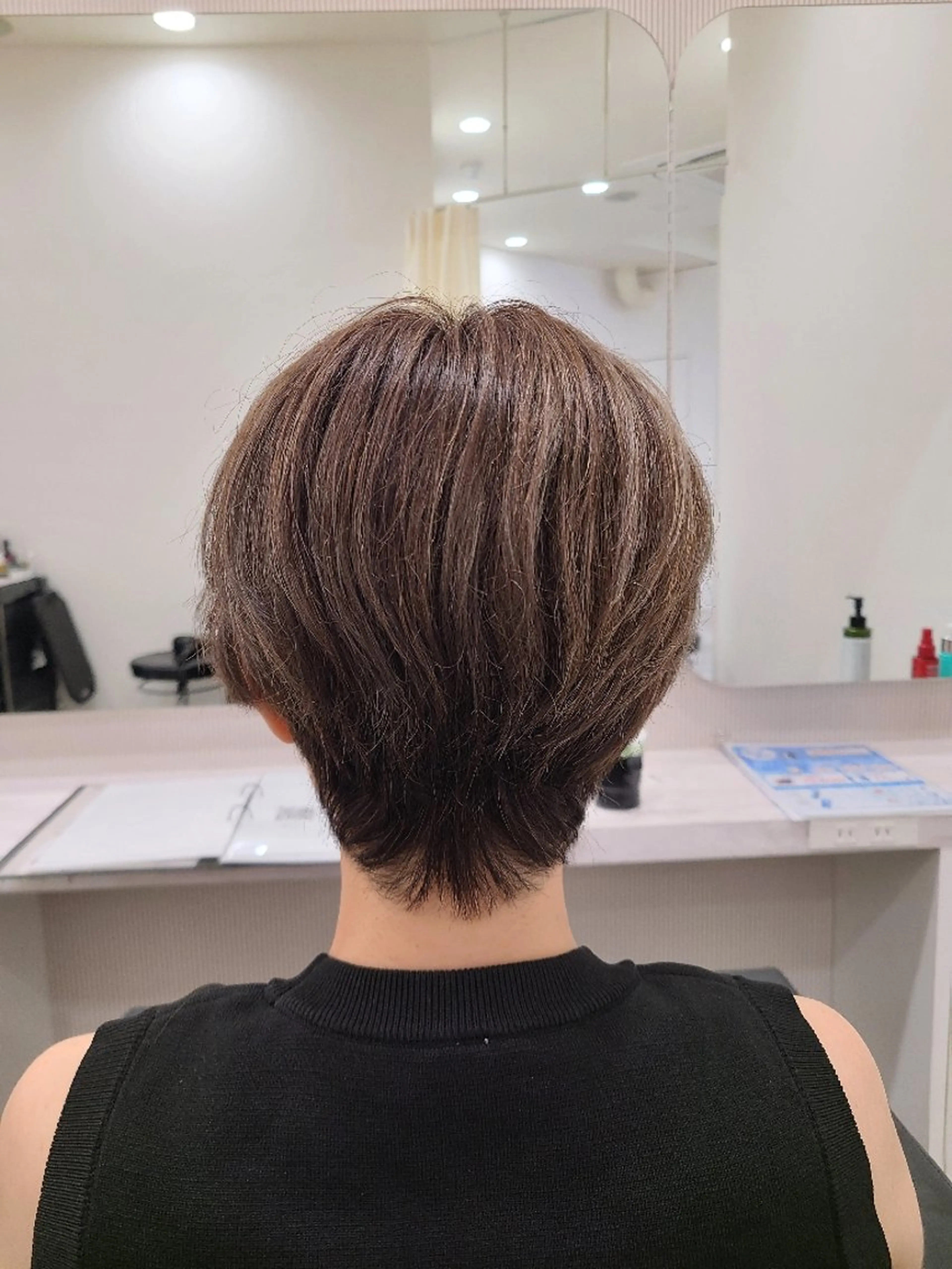 ショート カラー ハイライトカラー ハイライト ショートヘア カット ヘアカラー 桐島 令奈のヘアスタイル
