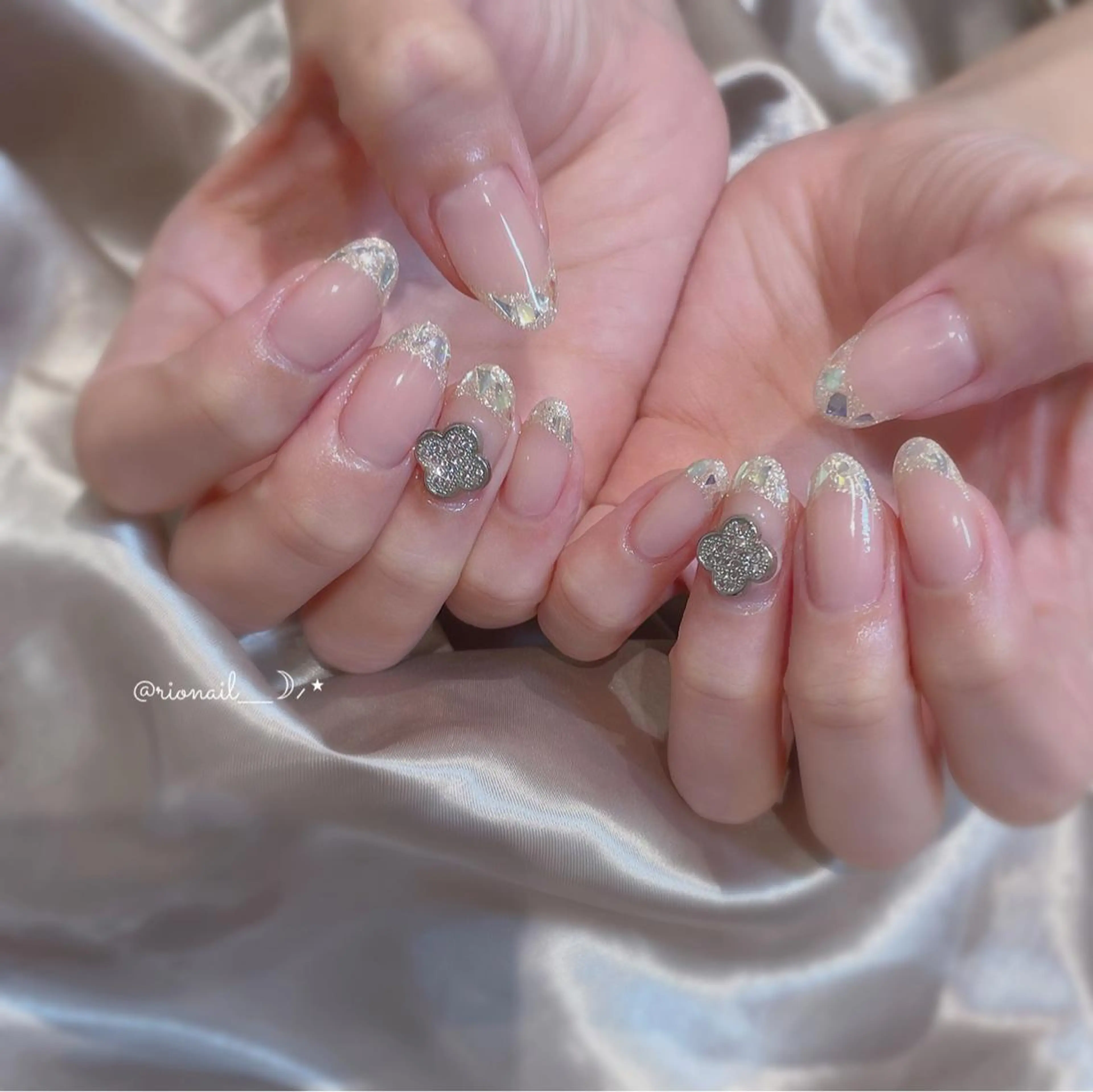 ネイル 𝘙𝘪𝘰𝘯𝘢 ...🕯🤍のネイルデザイン