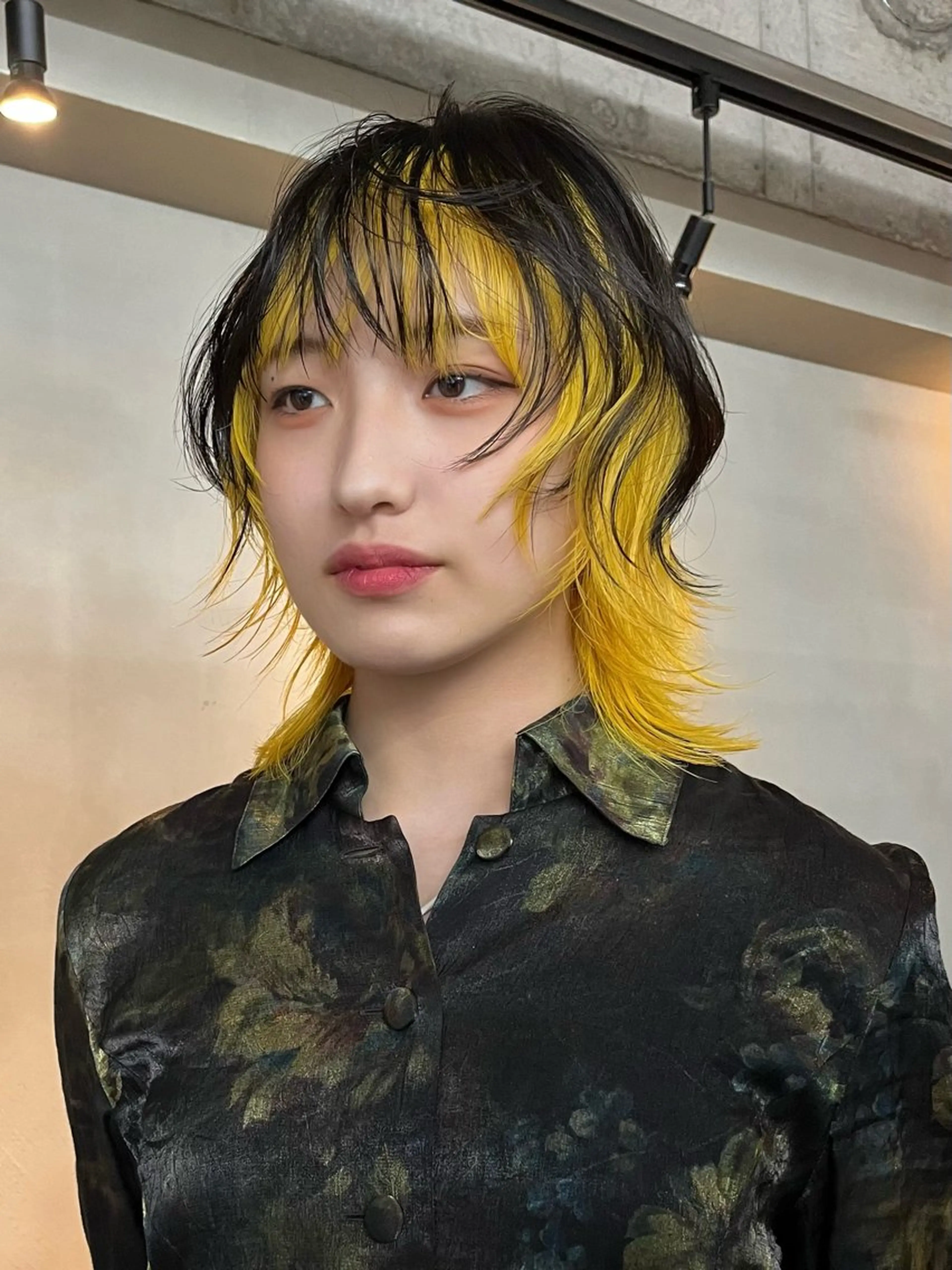 ミディアム カラー インナーカラー イエローカラー 顔まわりレイヤー 顔周りカット レイヤーカット イツク ⚡️ ルーツ/ハイトーンのヘアスタイル