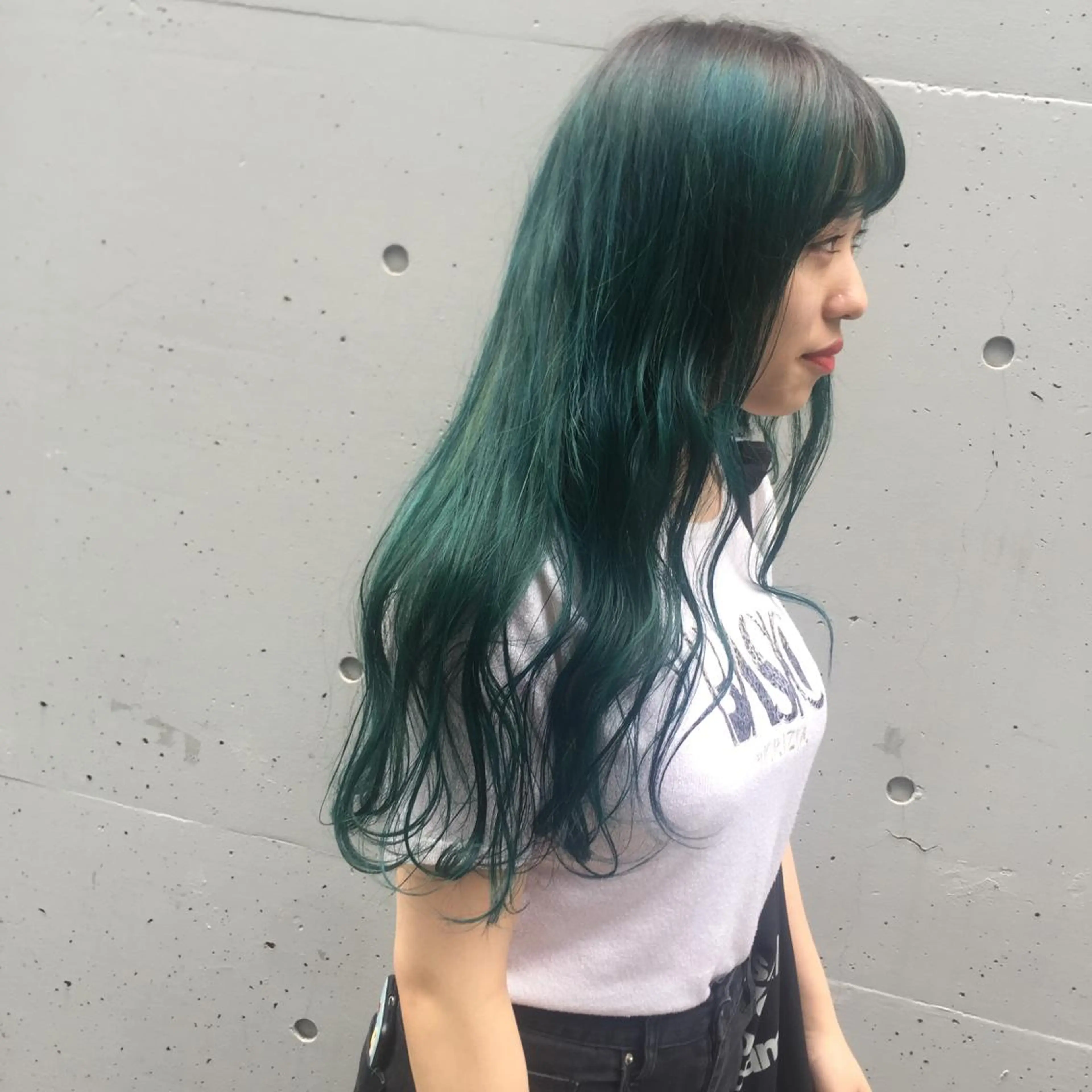 セミロング ホワイト&レイヤーカ ットエクステ長畠俊輔のヘアスタイル