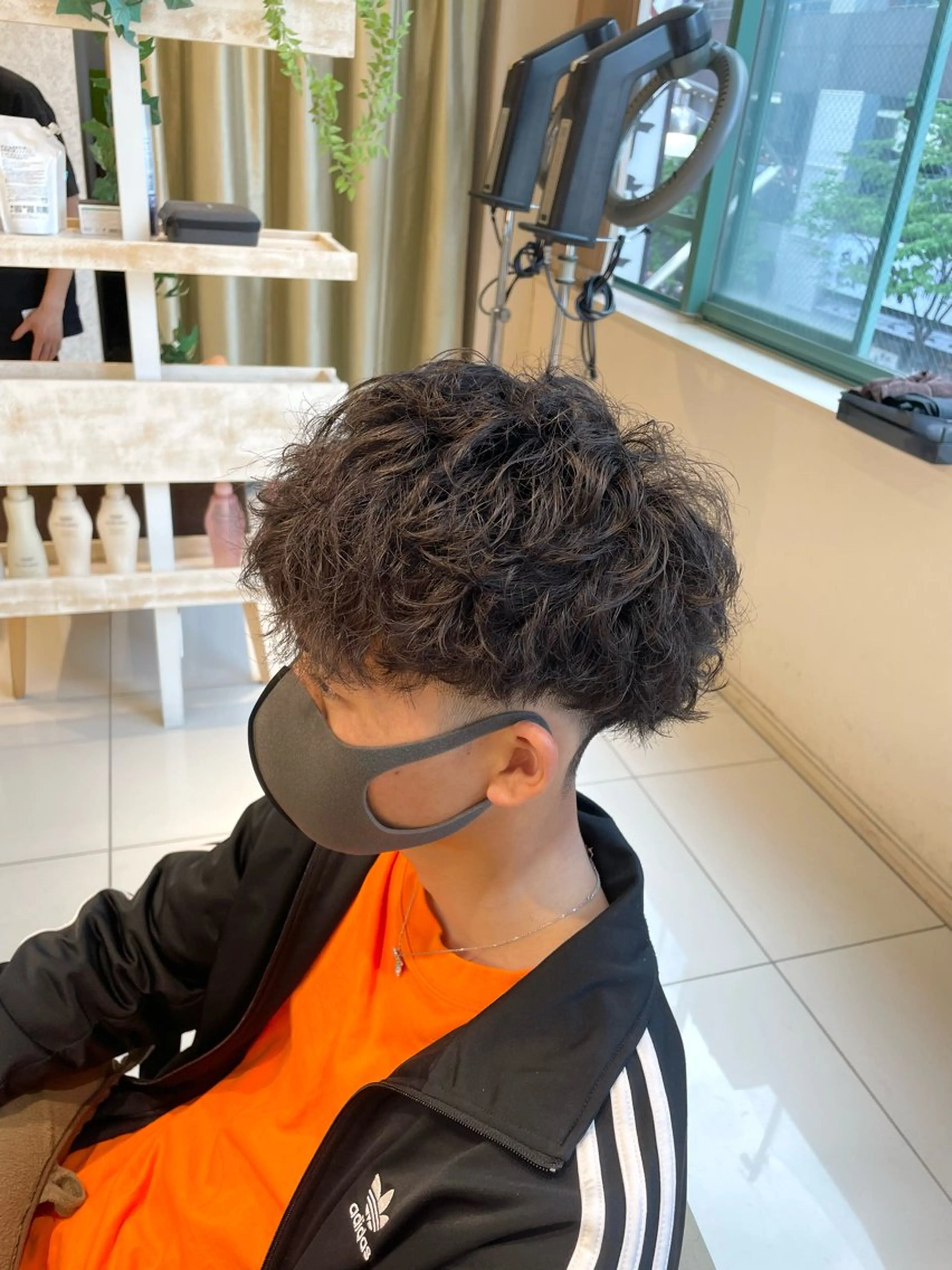 ミディアム パーマ メンズ ミディアムパーマ メンズブリーチ メンズパーマ ツイストスパイラルパーマ くせ毛 本厚木｜縮毛矯正/ 髪質改善/専門サロンのヘアスタイル