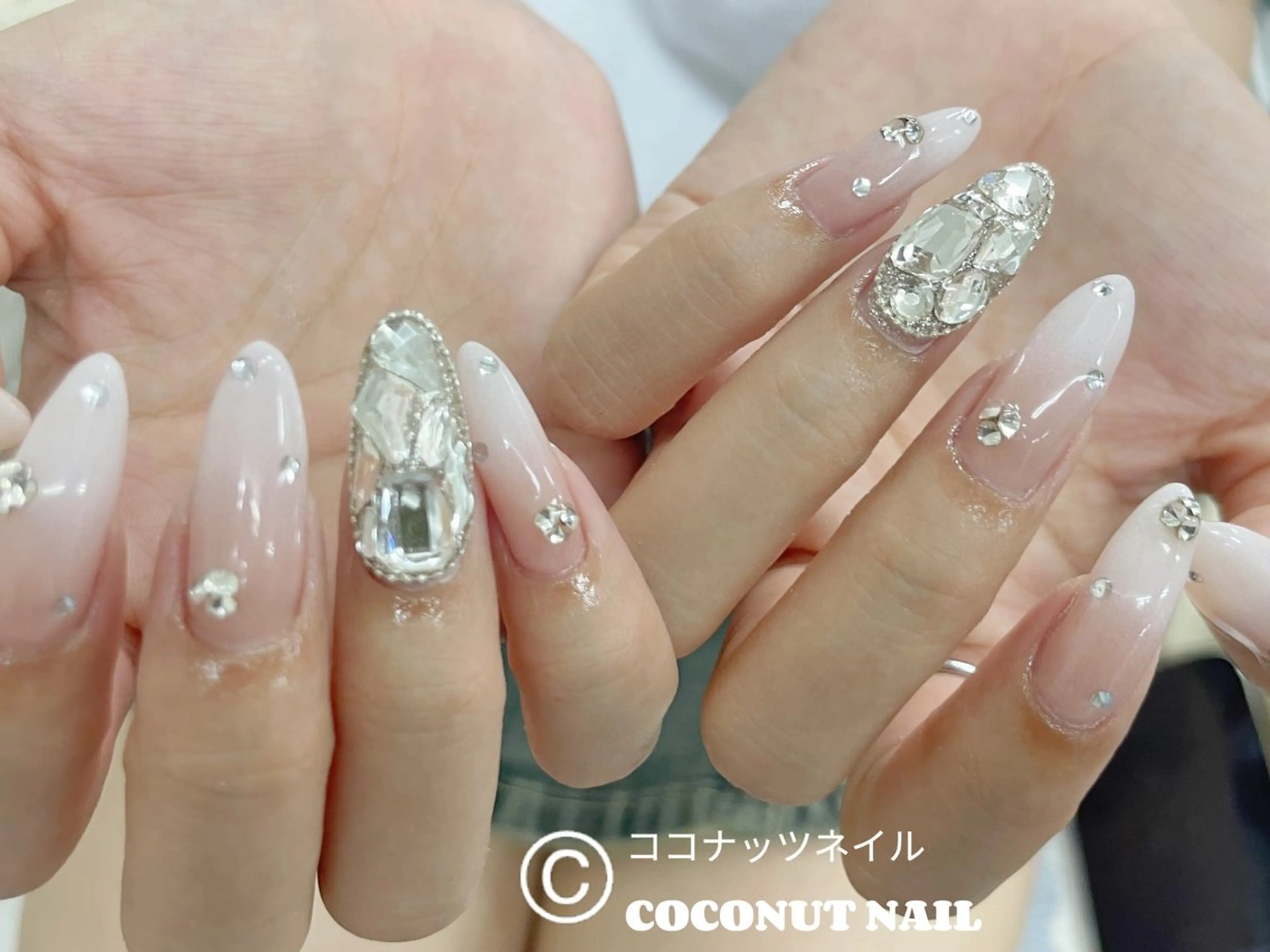ヘアアレンジ ハンドネイル 神田 ココナッツのネイルデザイン