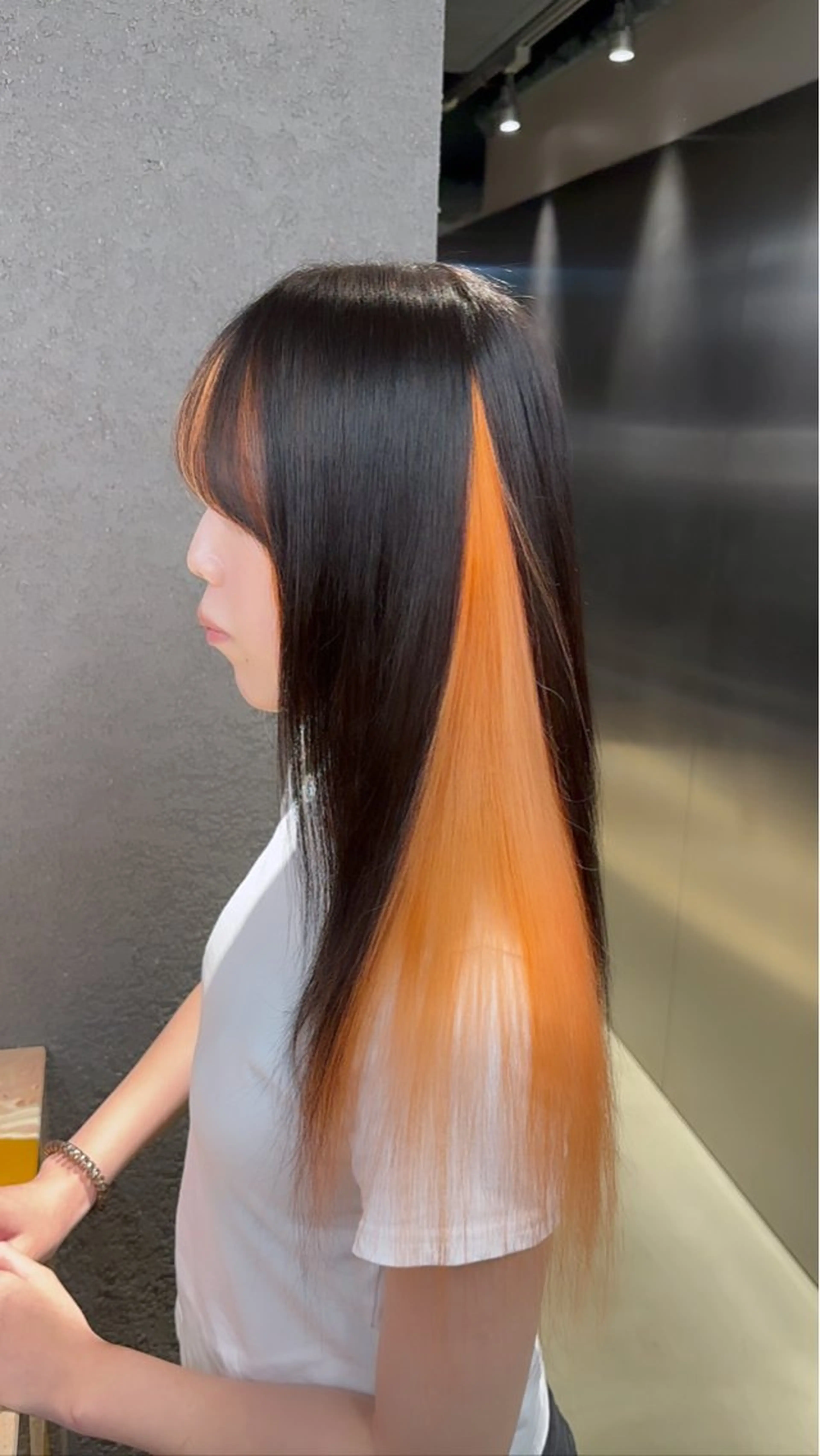 ロング カラー ハイトーン/ ブリーチ/縮毛矯正のヘアスタイル