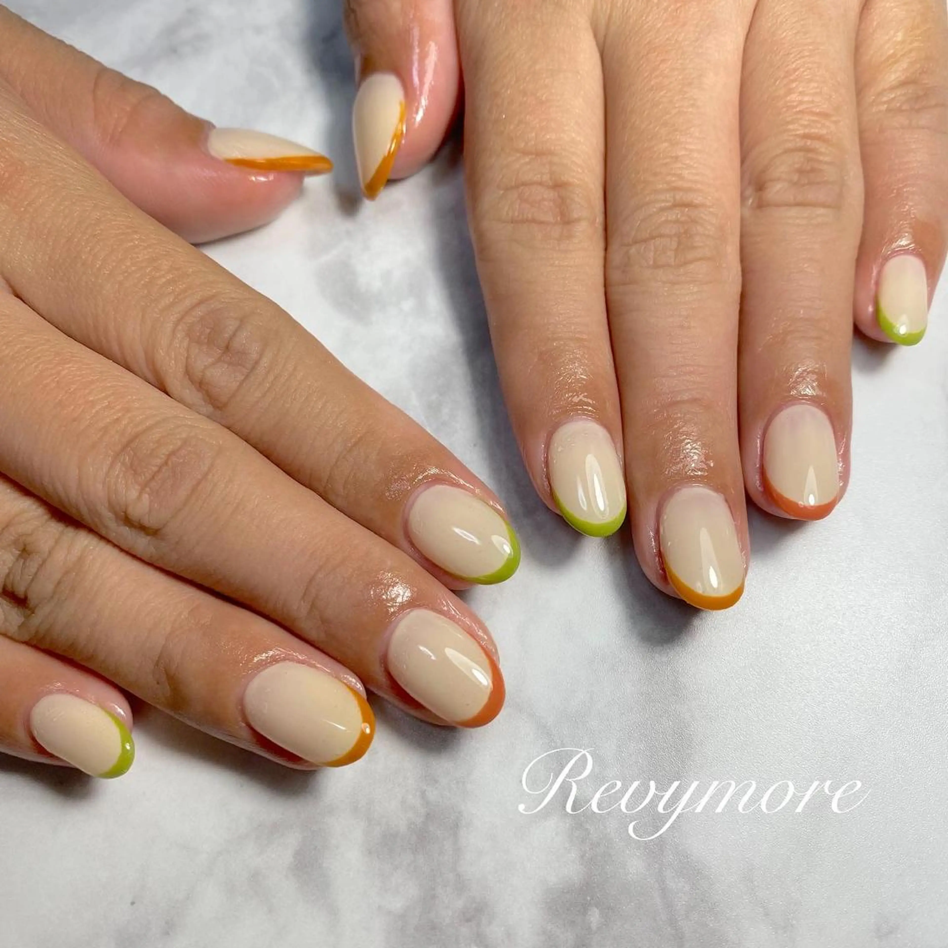 ミディアム ネイル 韓国風ヘア フレンチネイル ジェルネイル キラキラネイル 韓国ネイル nail salon Revymoreのネイルデザイン