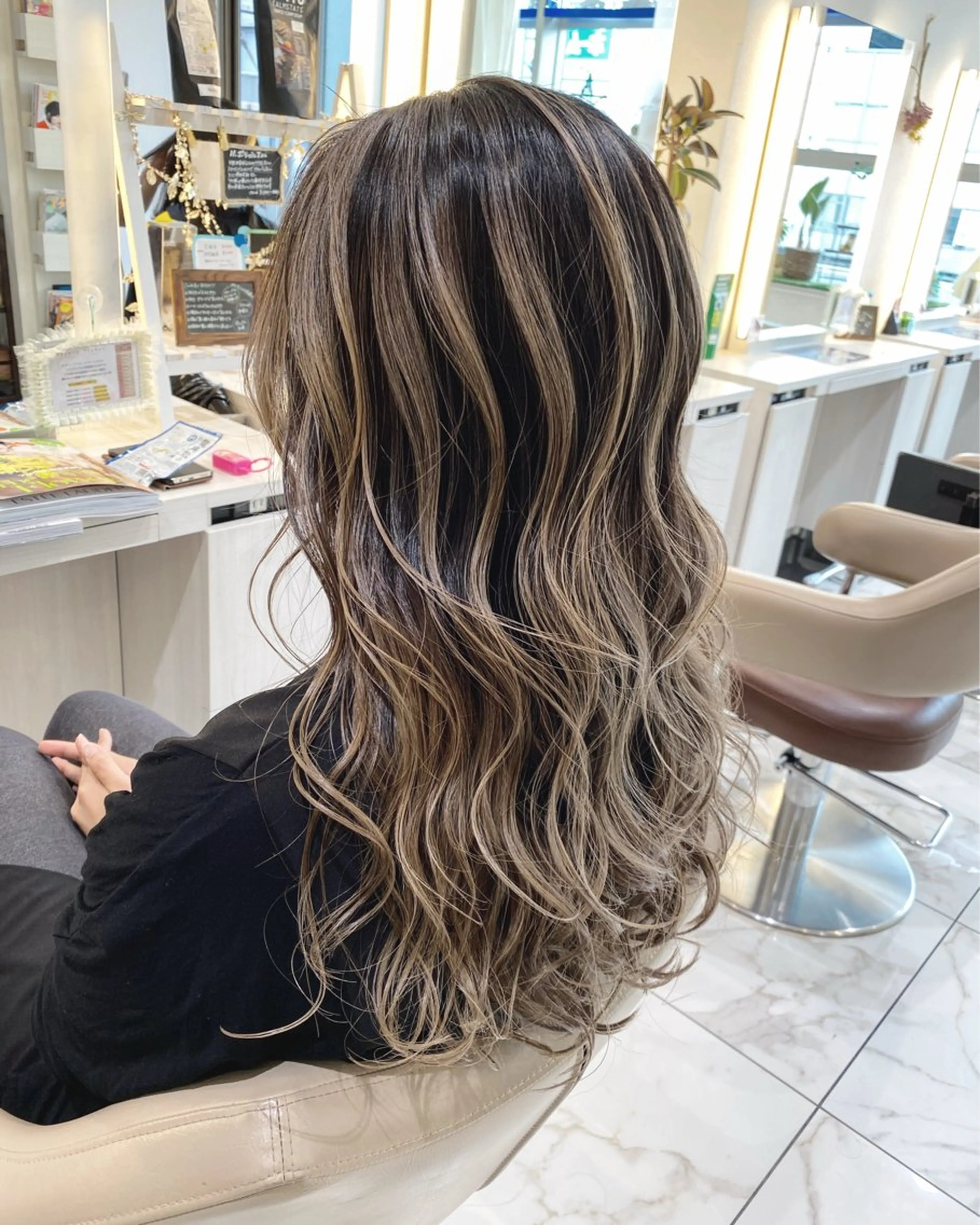 ロング カラー バレイヤージュ ベージュカラー グレージュ ハイライトカラー ミルクティーベージュ ヘアカラー トリートメント 大宮/バレイヤージュ 髪質改善/澤田隆誠のヘアスタイル